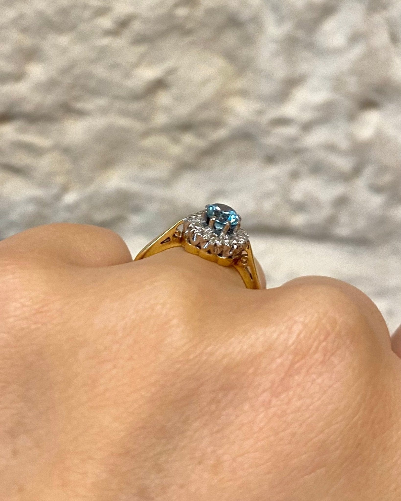 Bague Marguerite Zircon Bleu 0.90 carat &amp; Diamants "Amina" - Elliade Paris