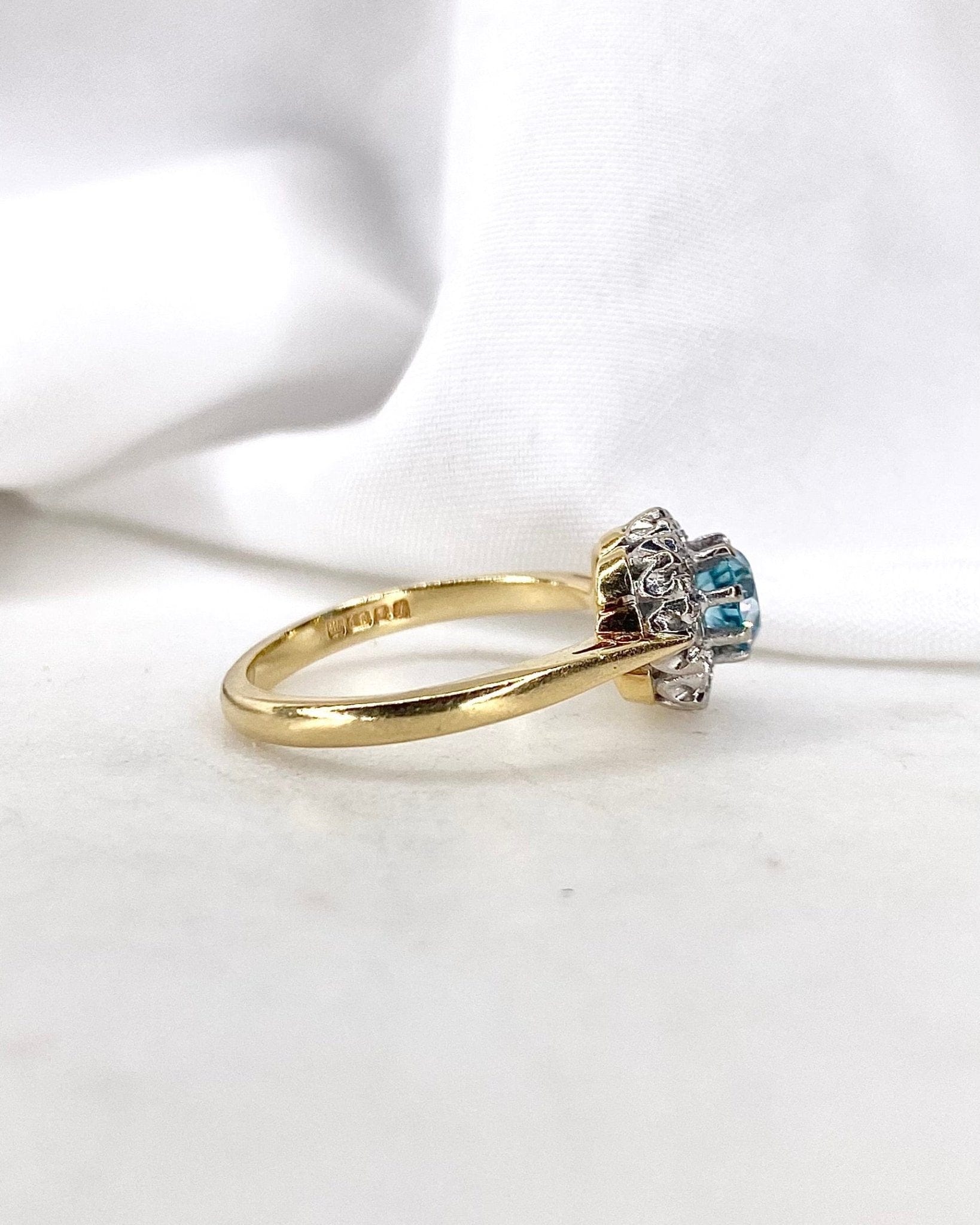 Bague Marguerite Zircon Bleu 0.90 carat &amp; Diamants "Amina" - Elliade Paris