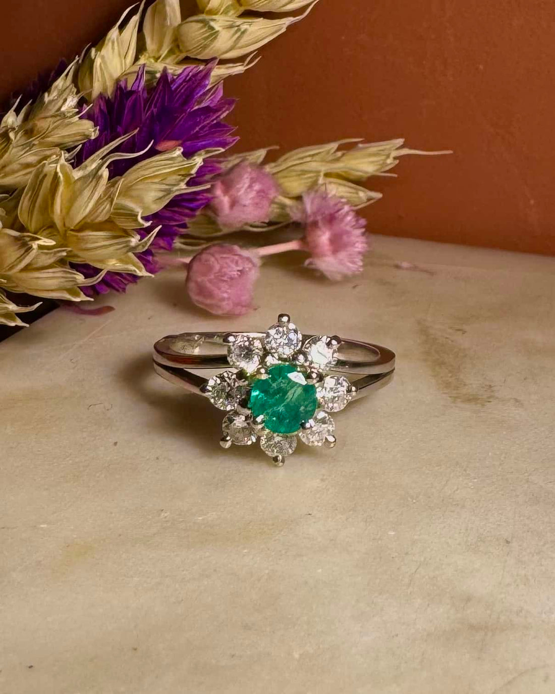 Anillo de margaritas con esmeraldas y diamantes "Ana-Li"