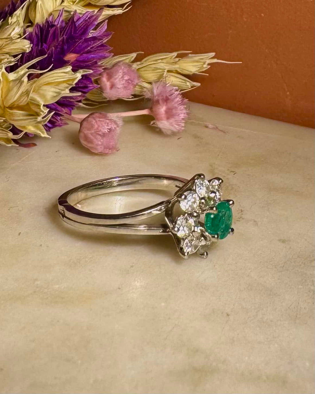 Anillo de margaritas con esmeraldas y diamantes "Ana-Li"