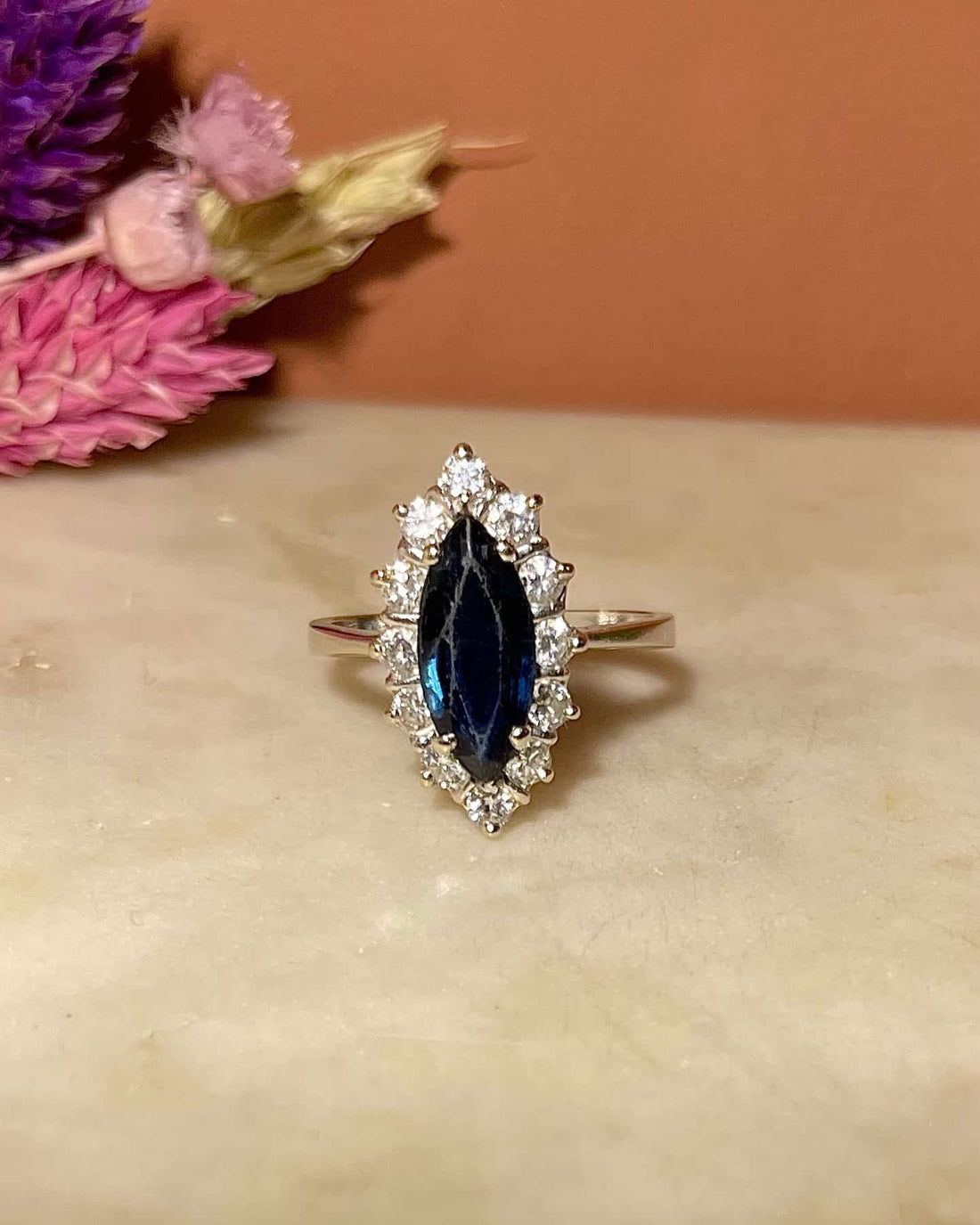 Anillo &quot;Arabella&quot; con zafiro de 1,40 quilates y 12 diamantes en forma de margarita