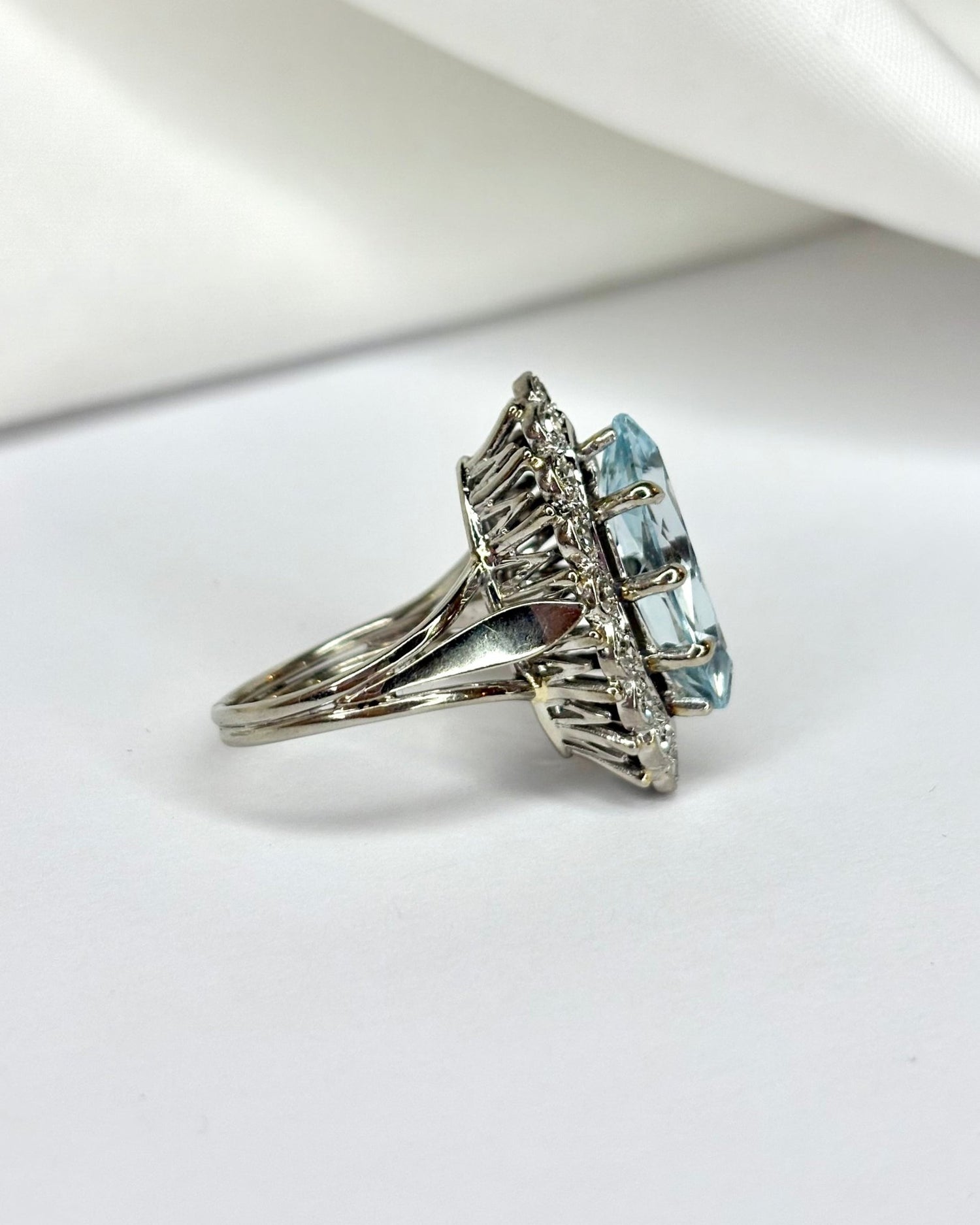 Bague Marquise Aigue - Marine 3.15 carats &amp; Diamants 0.32 carat &quot;Mélia&quot; - Elliade Paris