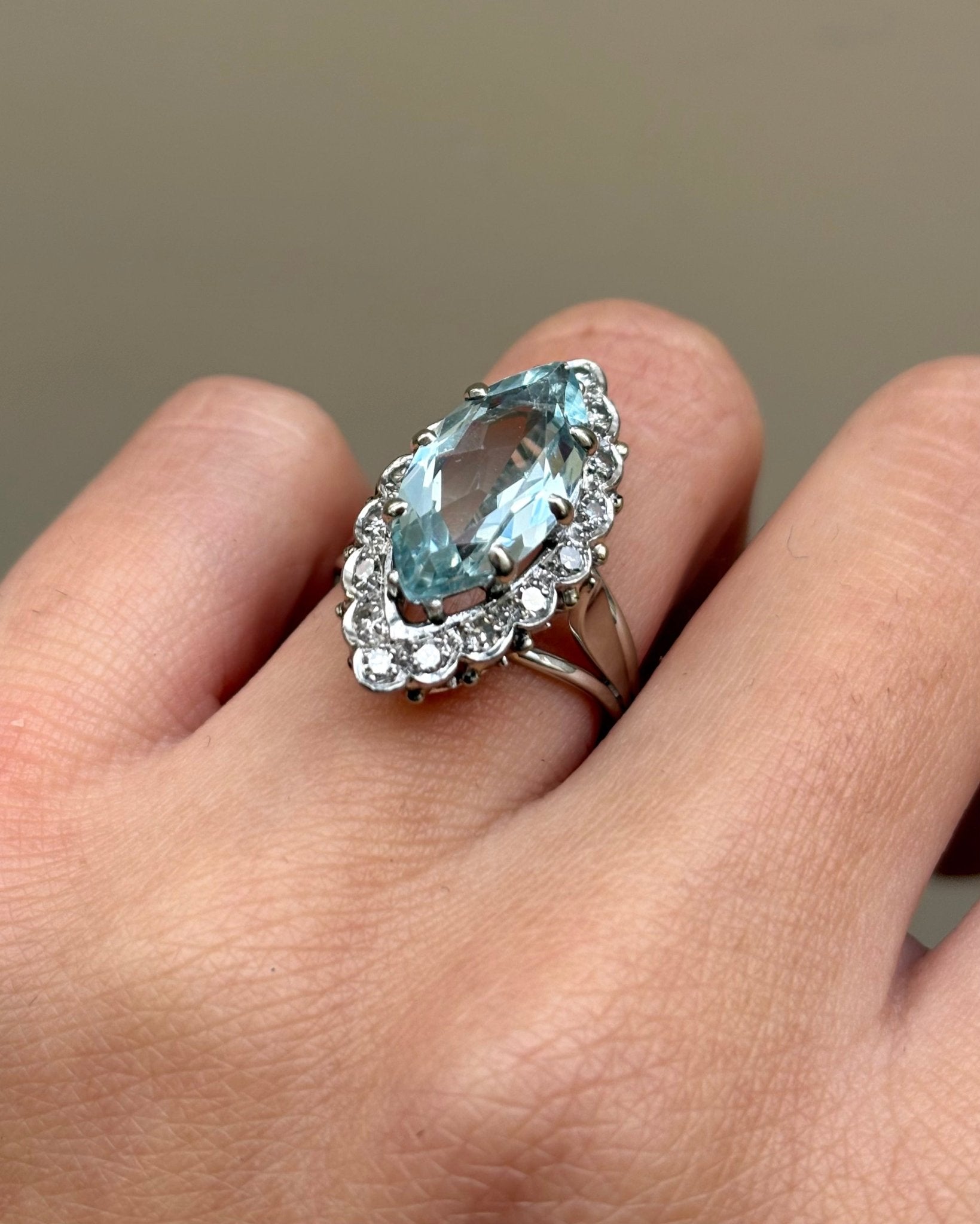 Bague Marquise Aigue - Marine 3.15 carats &amp; Diamants 0.32 carat &quot;Mélia&quot; - Elliade Paris