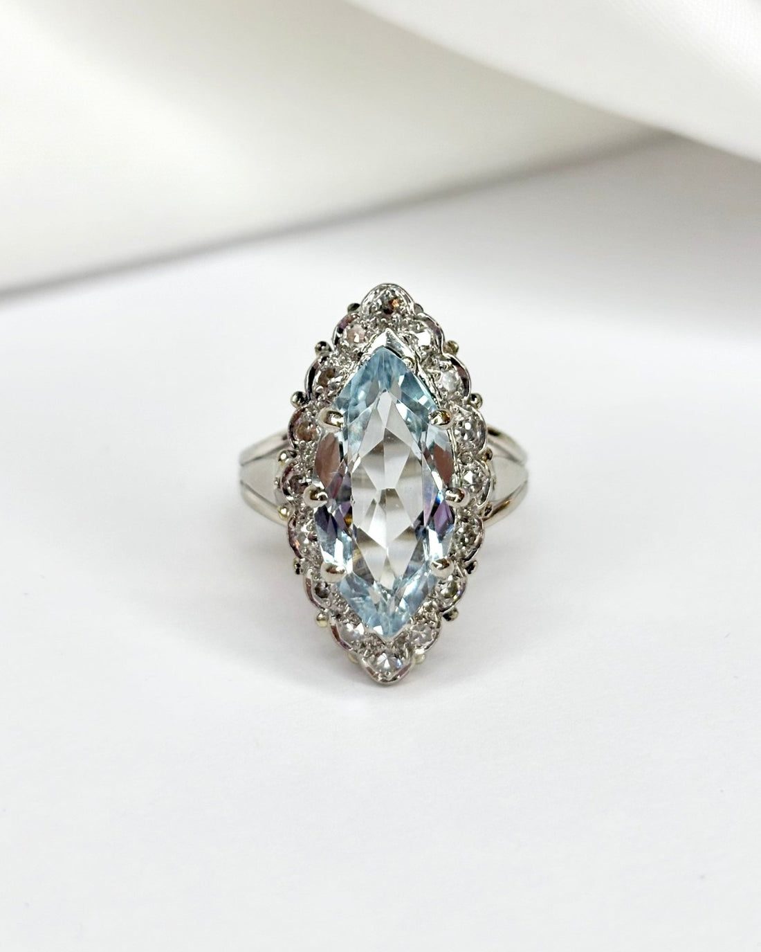 Bague Marquise Aigue - Marine 3.15 carats &amp; Diamants 0.32 carat &quot;Mélia&quot; - Elliade Paris