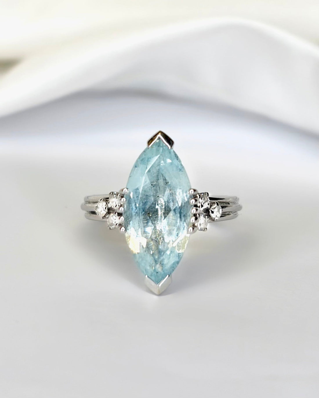 Bague Marquise Aigue - Marine 3.40 carats, Diamants &amp; Or 4,61 g "Eden" - Elliade Paris