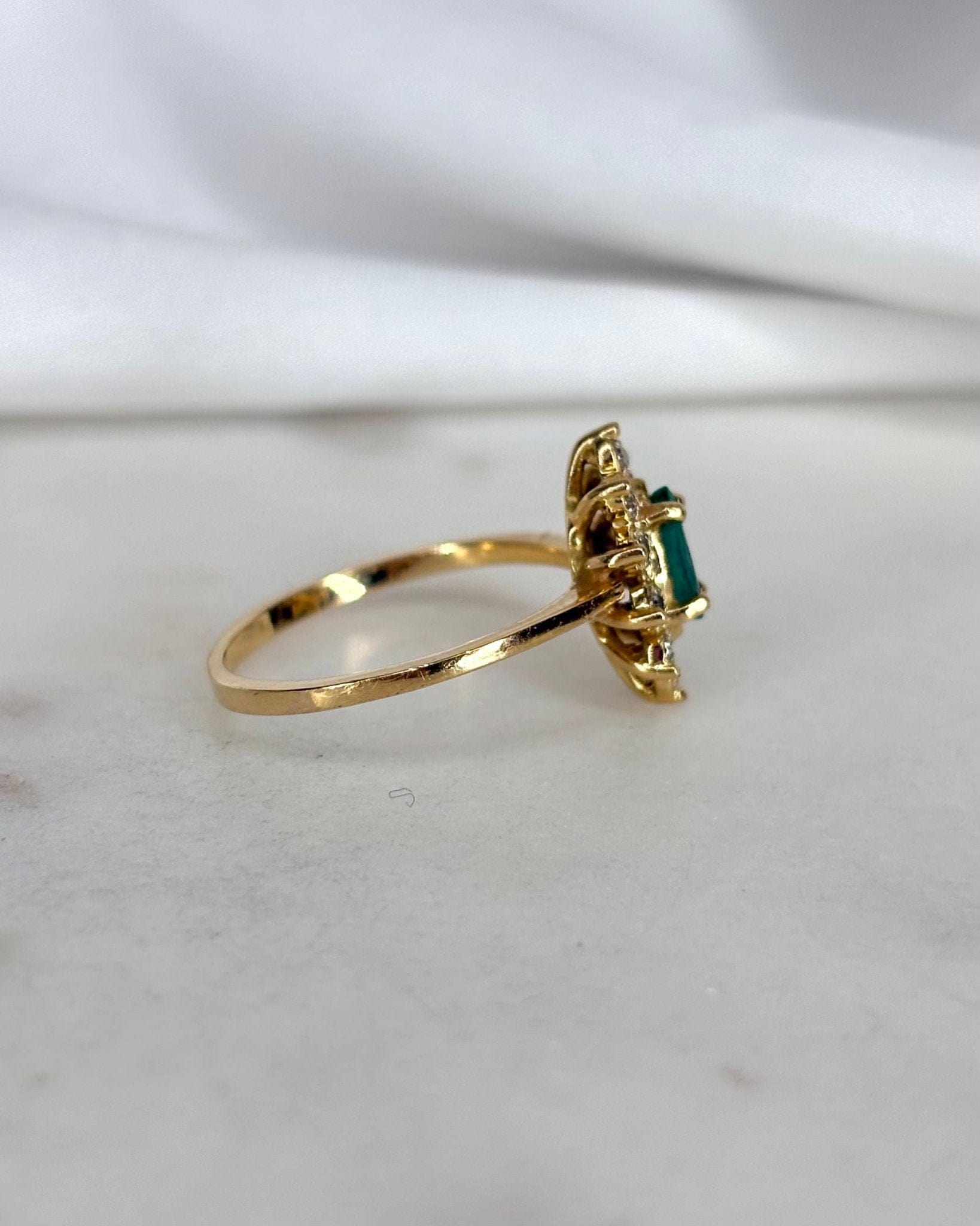 Bague Marquise Émeraude 0.21 carat &amp; 10 Diamants "Anaëlle" - Elliade Paris
