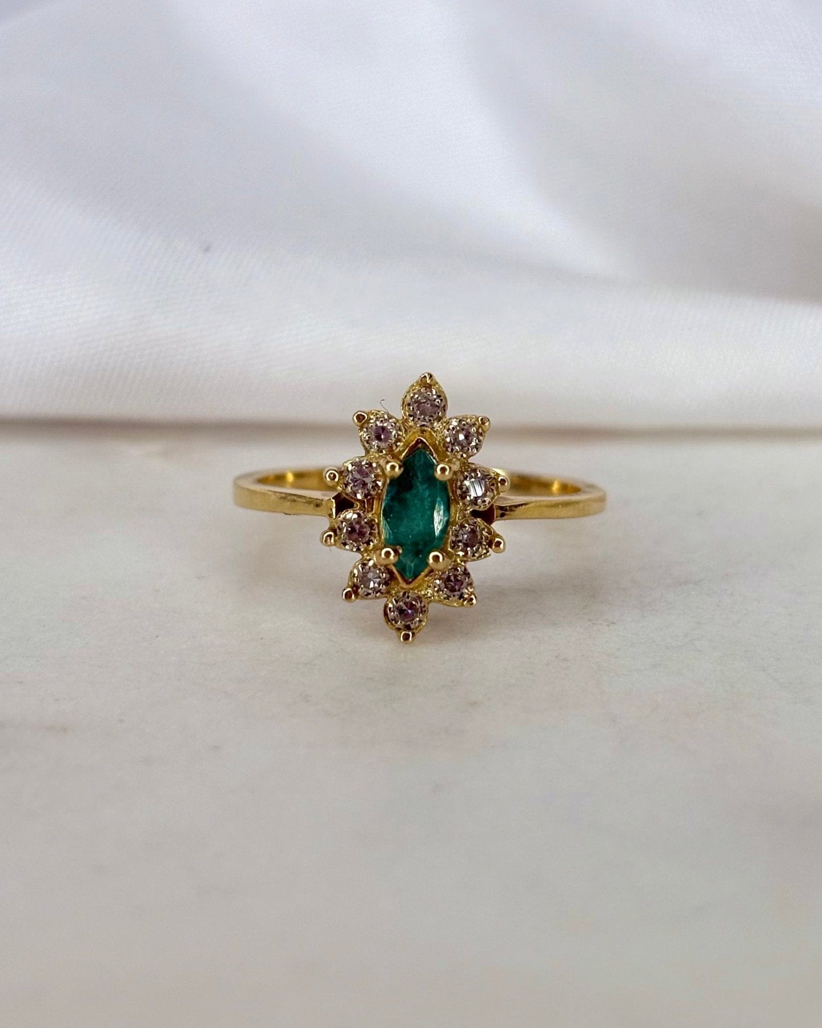 Bague Marquise Émeraude 0.21 carat &amp; 10 Diamants "Anaëlle" - Elliade Paris