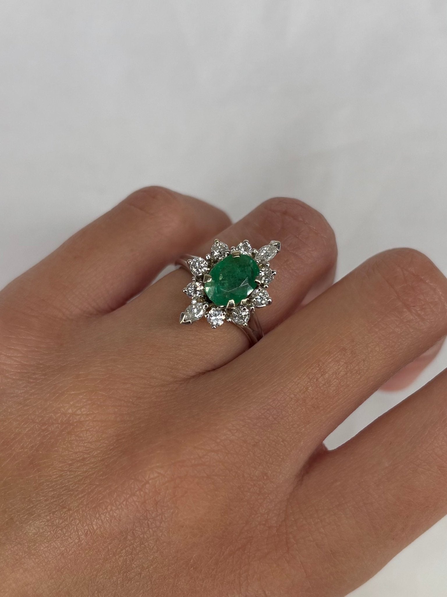 Bague Marquise Émeraude 1.40 carat &amp; Diamants 0.62 carat "Leslie" - Elliade Paris