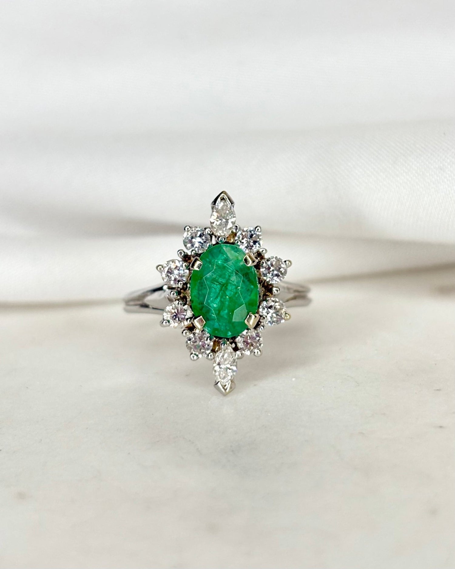 Bague Marquise Émeraude 1.40 carat &amp; Diamants 0.62 carat &quot;Leslie&quot; - Elliade Paris