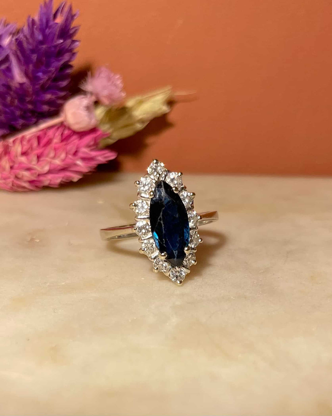 Anillo &quot;Arabella&quot; con zafiro de 1,40 quilates y 12 diamantes en forma de margarita
