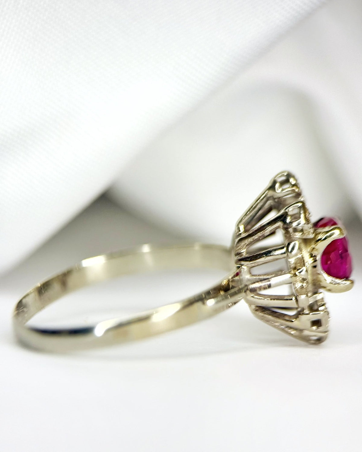 Bague Marquise Rubis 1 carat &amp; Diamants "Aurore" - Elliade Paris