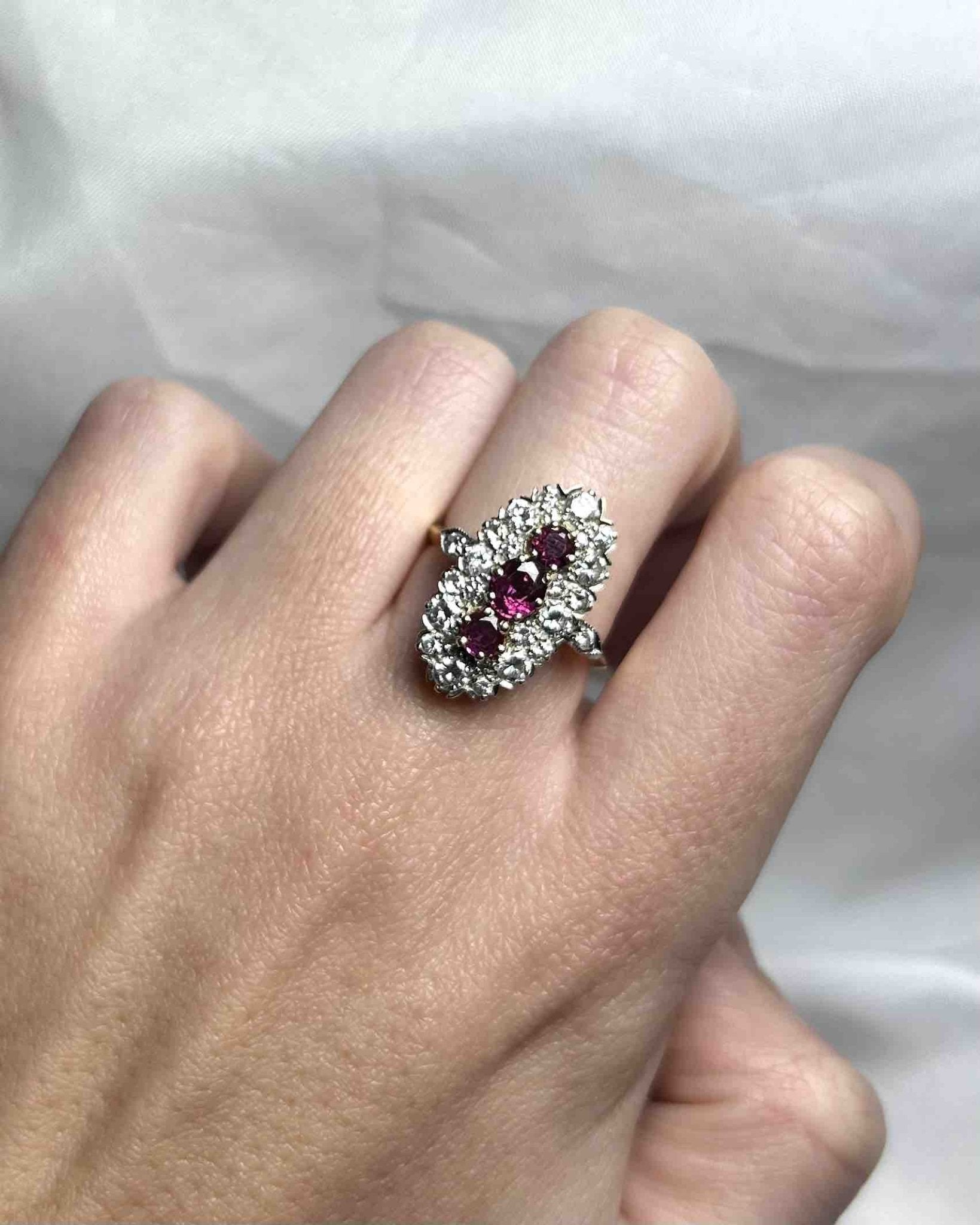 Bague Marquise Rubis 1.10 carat &amp; Diamants 0.86 carat "Emmanuella" - Elliade Paris
