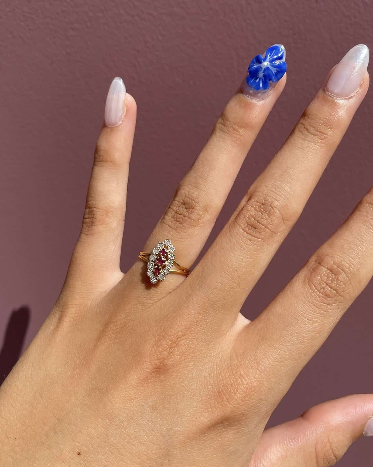 Anillo de rubí y diamantes con talla marquesa "Fallon"