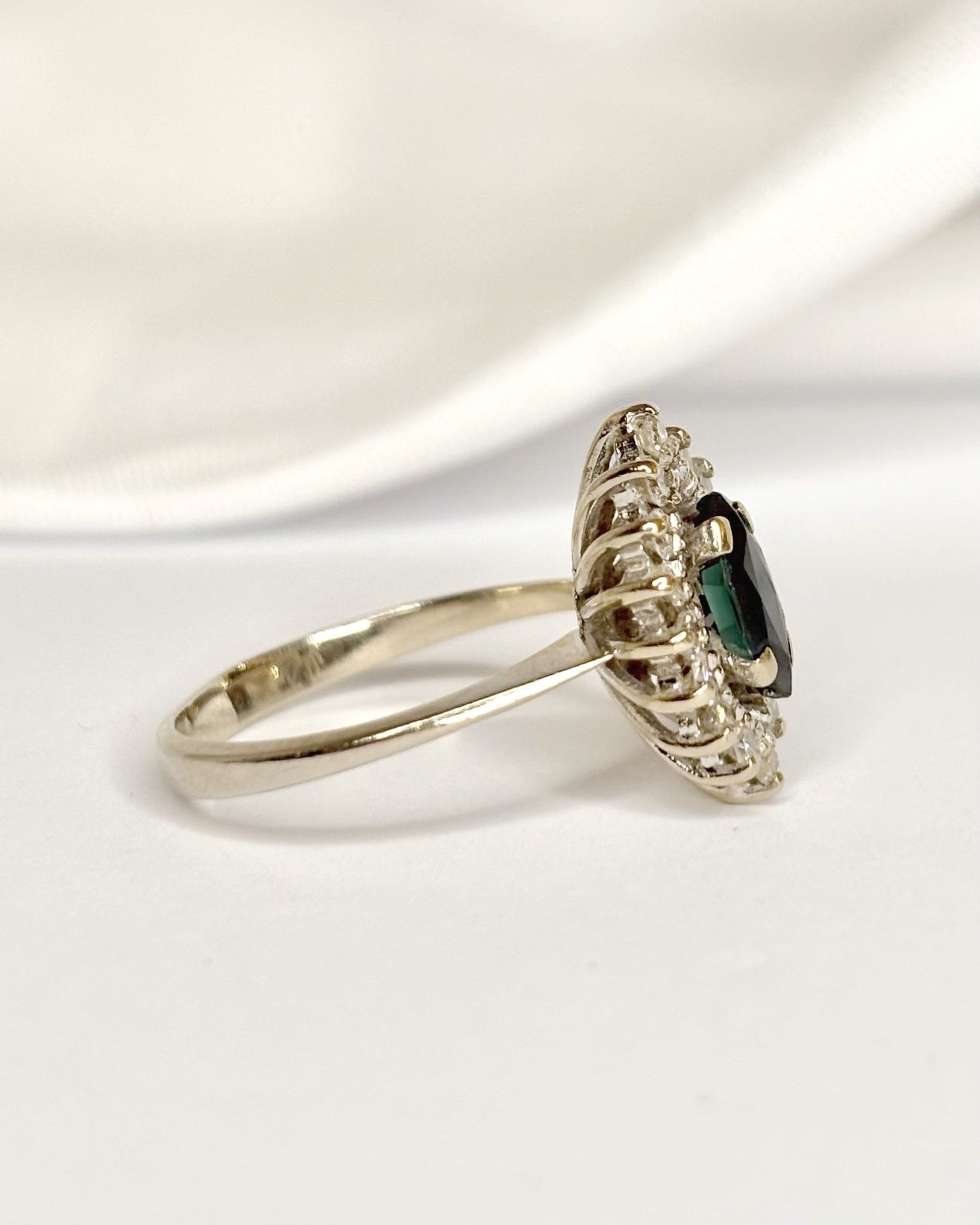 Bague Marquise Saphir 0.60 carat &amp; Diamants "Aurore" - Elliade Paris