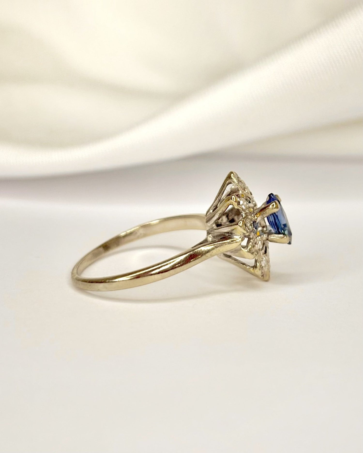 Bague Marquise Saphir &amp; Diamants "Coralie" - Elliade Paris