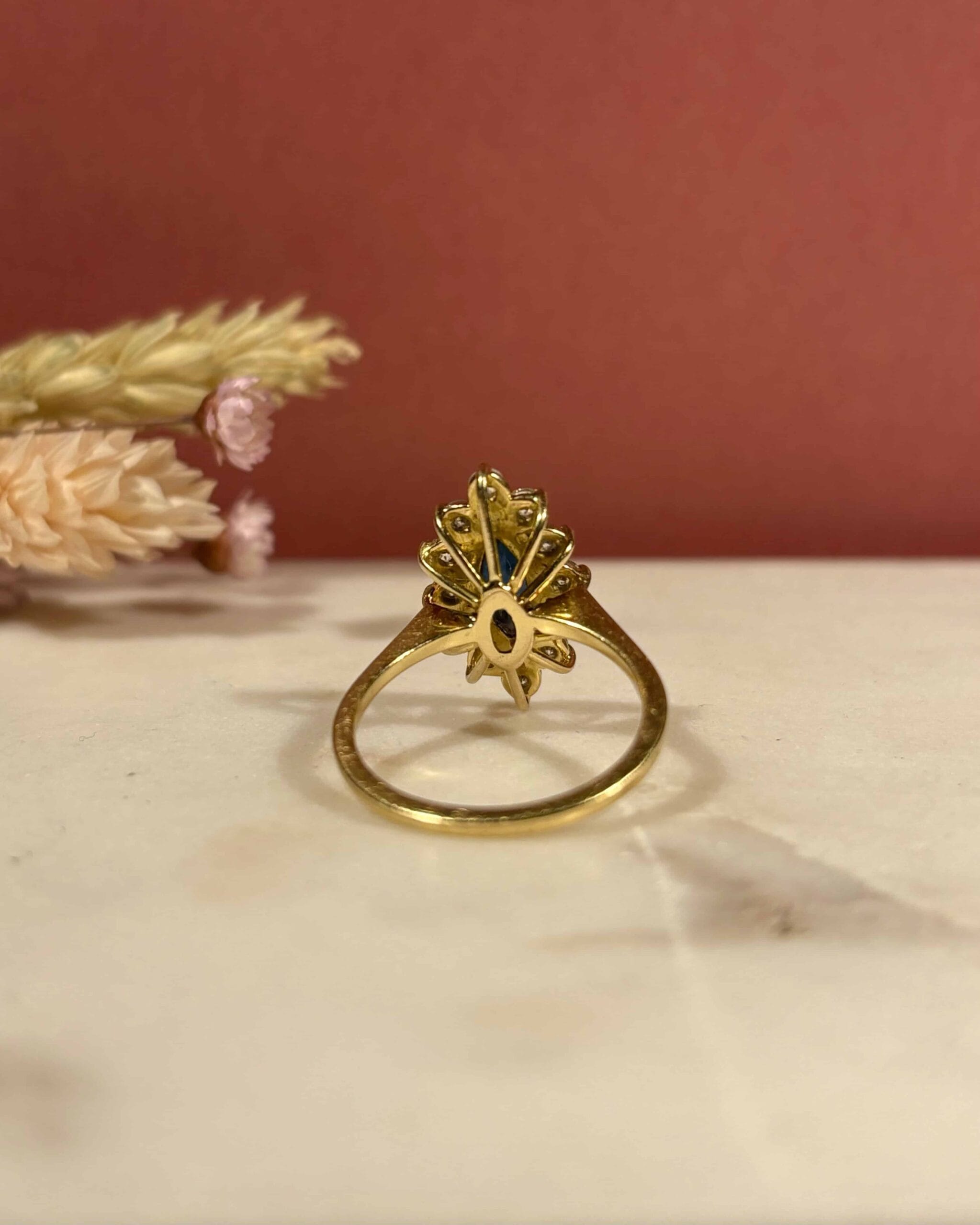Bague Marguerite Marquise Saphir &amp; Diamants 0.84 carat "Lyaa" - Elliade Paris