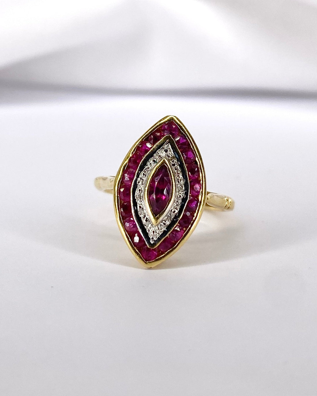 Bague Marquise Style Art Déco Rubis 1.08 carat "Sissy" - Elliade Paris