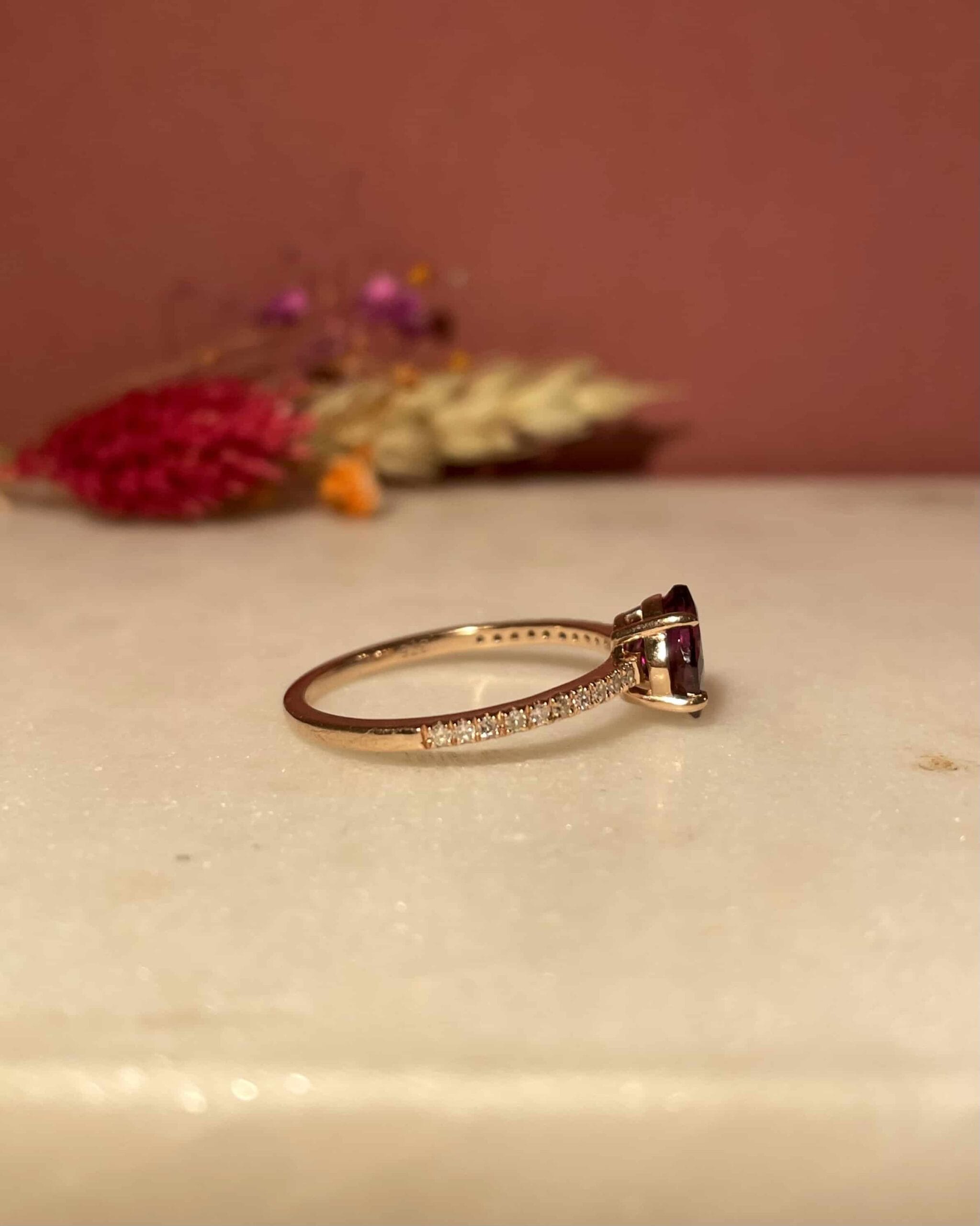 Anillo solitario "Maty" de granate de 1 quilate y 20 diamantes