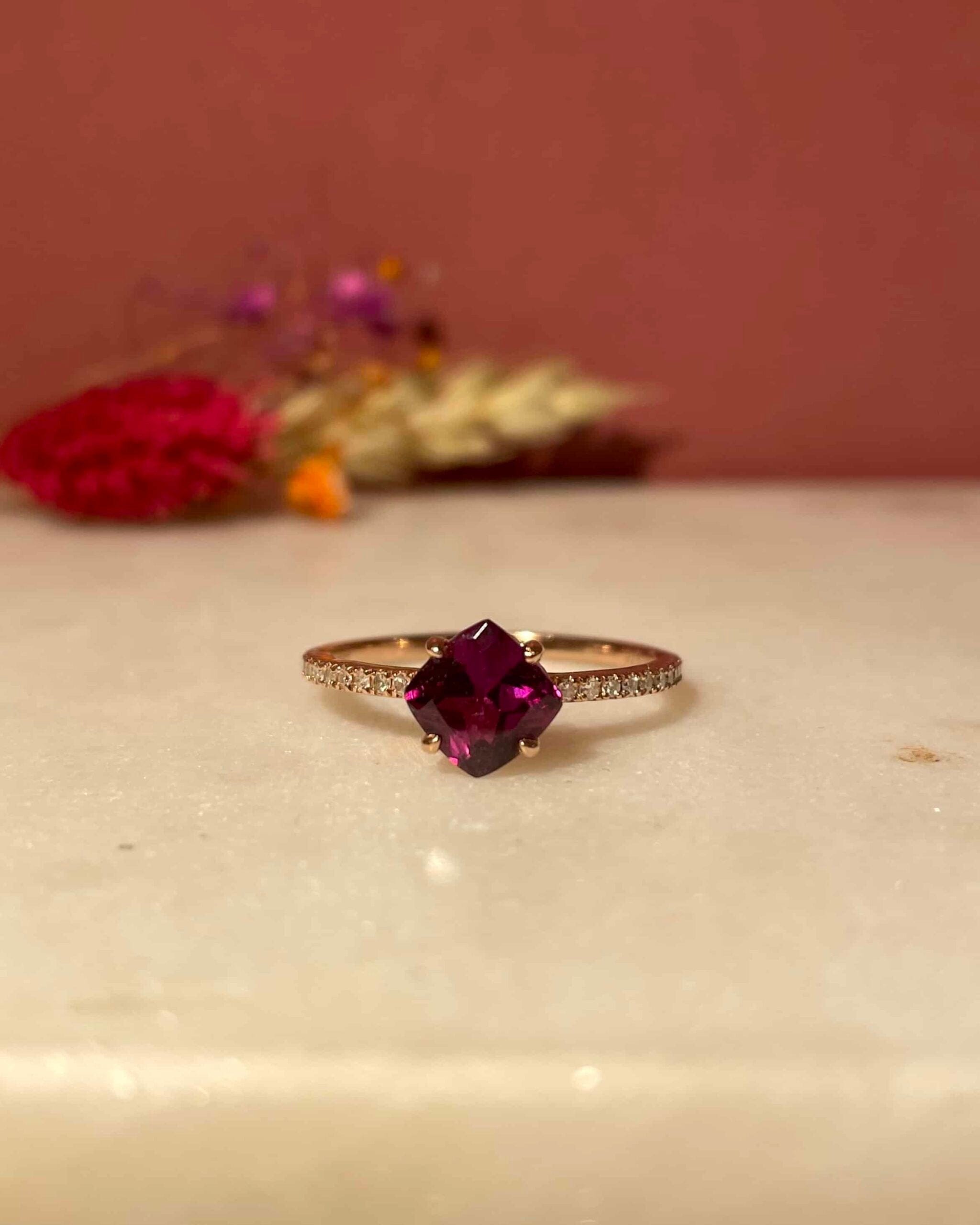 Anillo solitario "Maty" de granate de 1 quilate y 20 diamantes