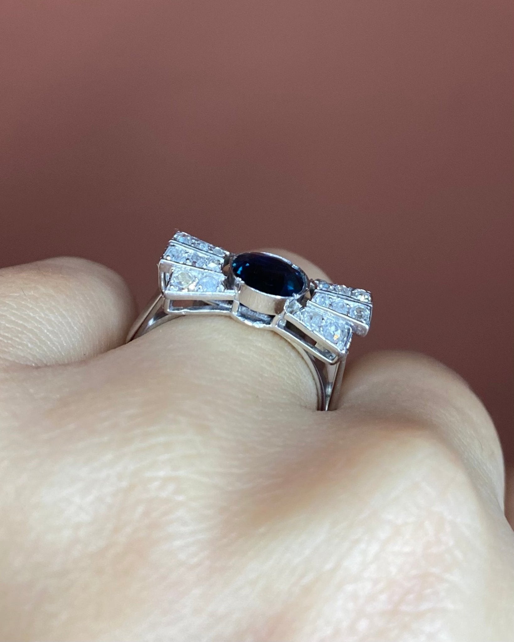 Bague Nœud Saphir 1.10 carat &amp; 20 Diamants "Laure" - Elliade Paris