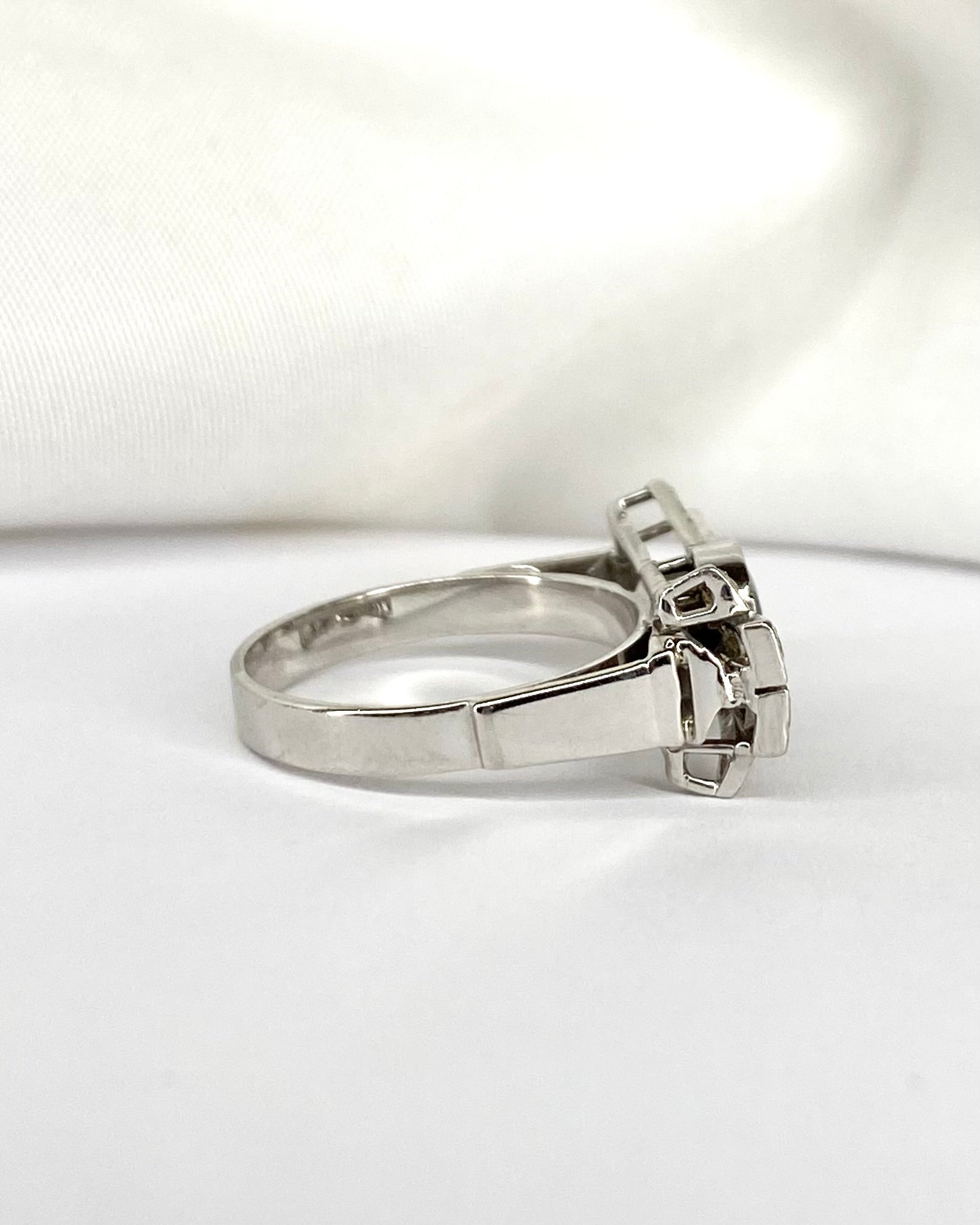 Bague Nœud Saphir 1.10 carat &amp; 20 Diamants &quot;Laure&quot; - Elliade Paris