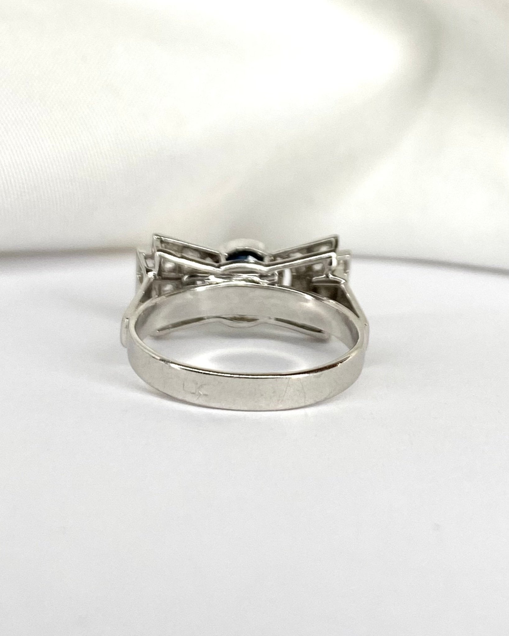 Bague Nœud Saphir 1.10 carat &amp; 20 Diamants &quot;Laure&quot; - Elliade Paris