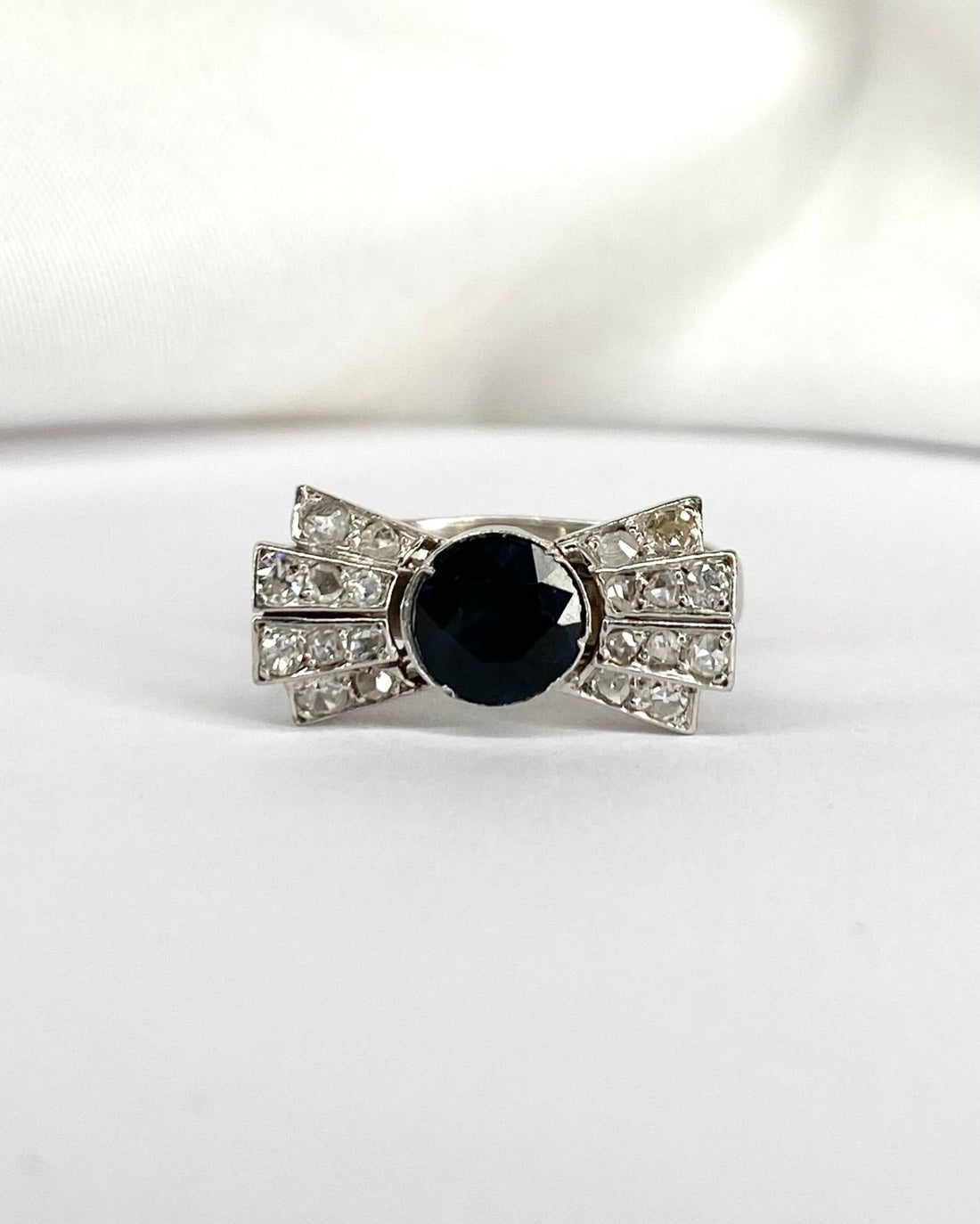 Bague Nœud Saphir 1.10 carat &amp; 20 Diamants &quot;Laure&quot; - Elliade Paris