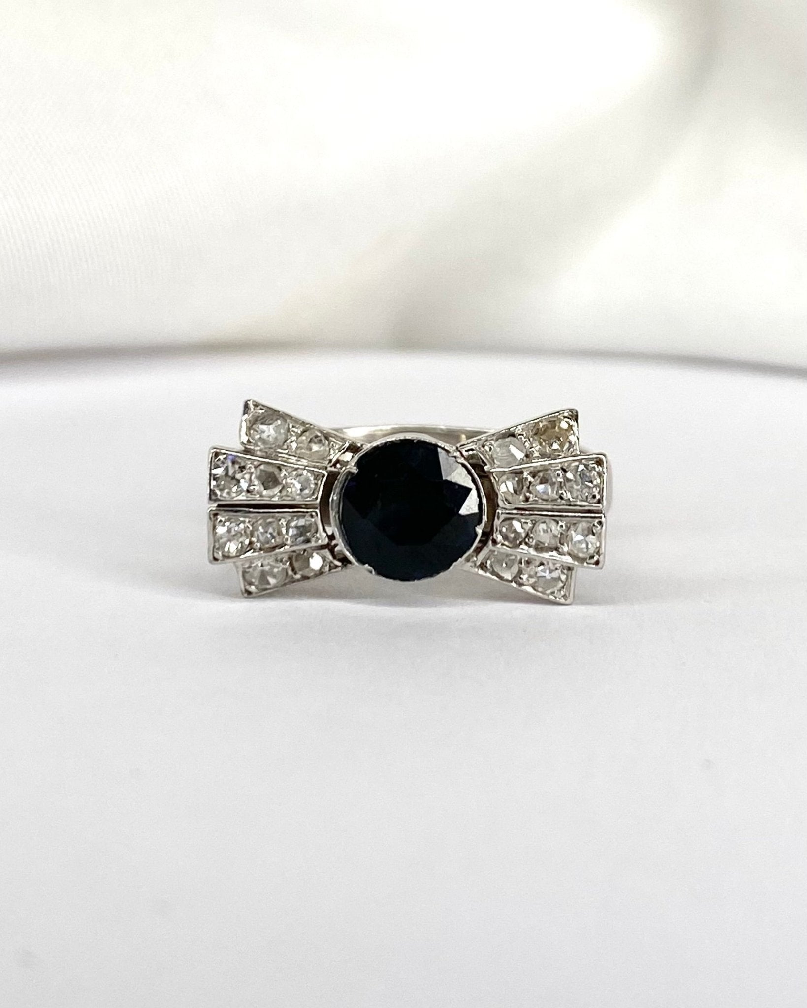 Bague Nœud Saphir 1.10 carat &amp; 20 Diamants "Laure" - Elliade Paris