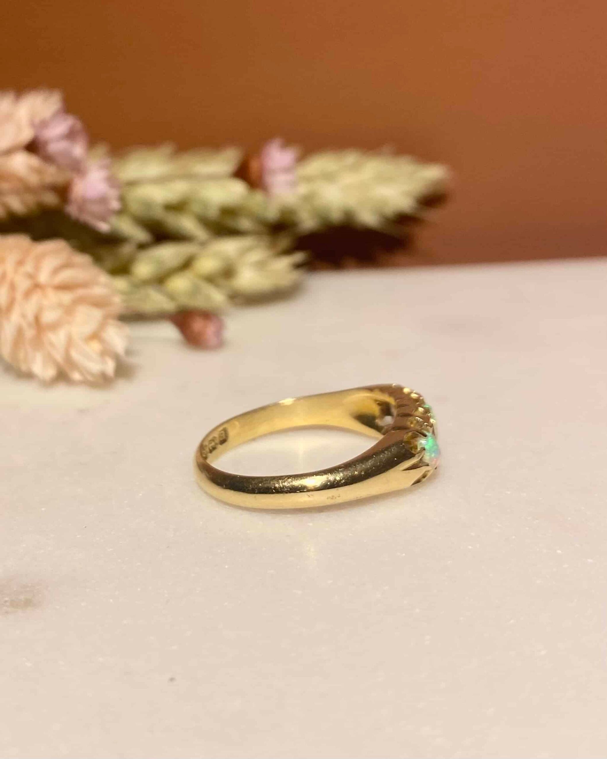 Anillo de trilogía de ópalo y diamantes "Brianna"