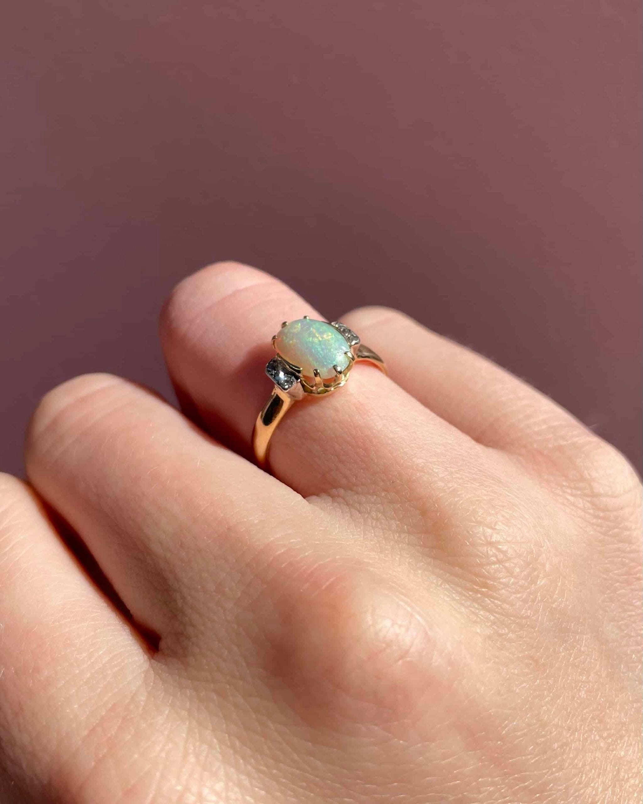 Anillo trilogía de ópalo y diamantes de 1,15 quilates "Margerie"