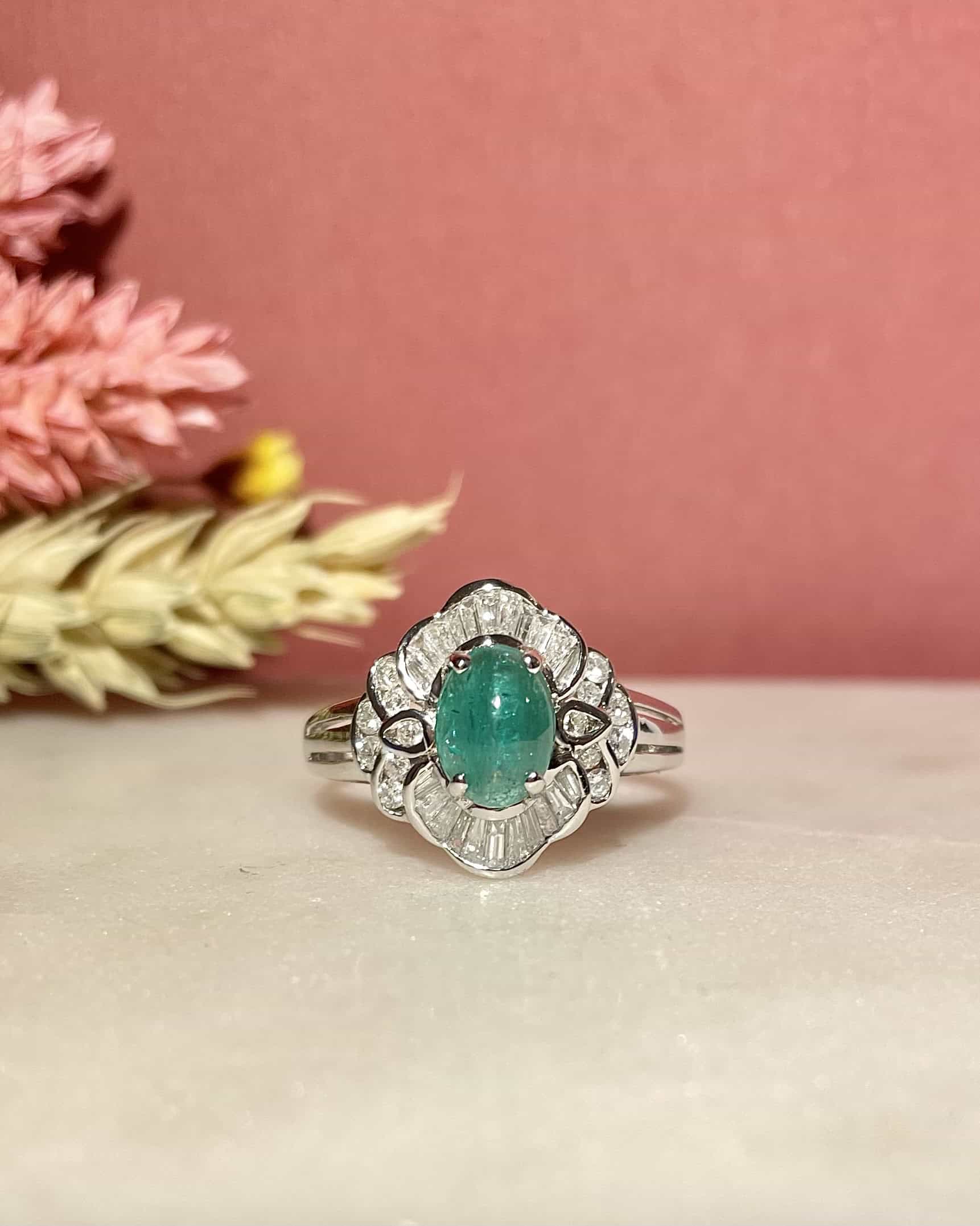 Bague Marguerite Émeraude 1.50 carat &amp; Diamants 1 carat "Livia" - Elliade Paris