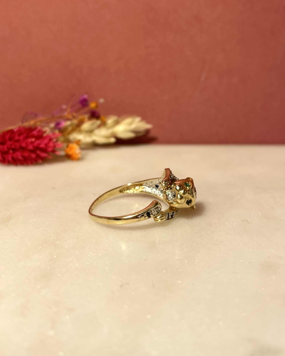 Bague Panthère Saphirs, Emeraude et Diamants &quot;Camille&quot; - Elliade Paris