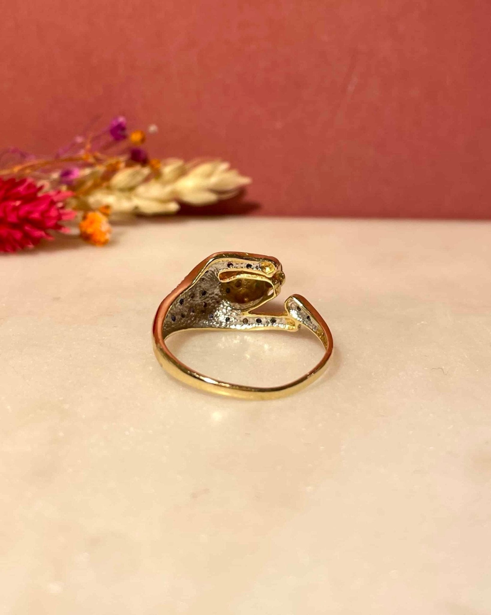 Bague Panthère Saphirs, Emeraude et Diamants &quot;Camille&quot; - Elliade Paris