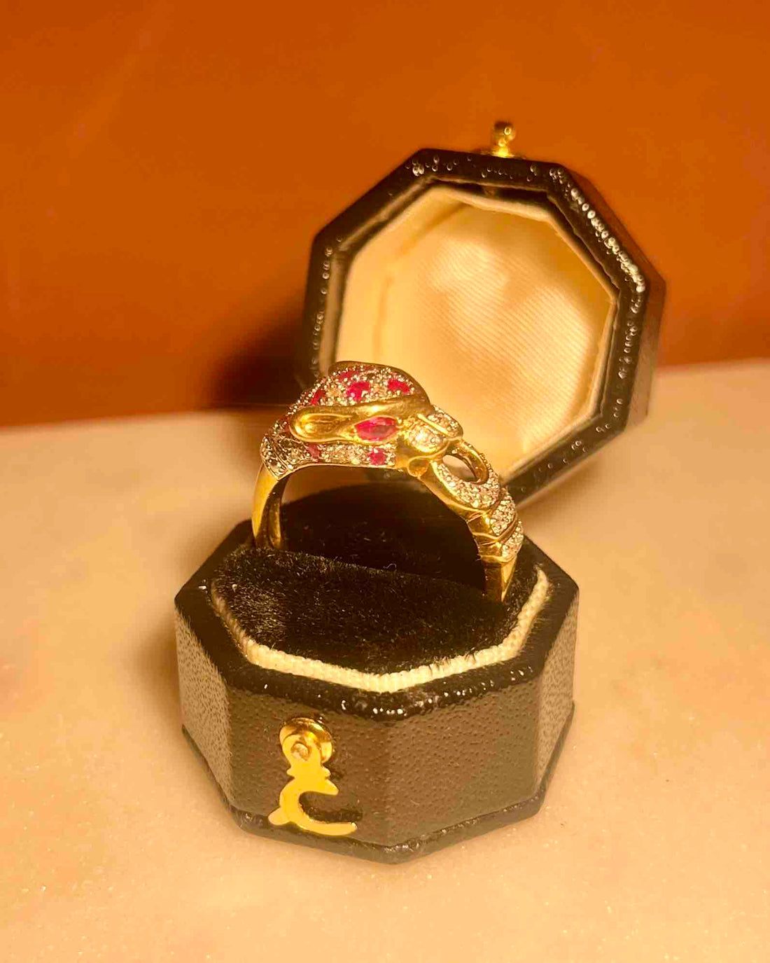 Anillo de pantera de rubí y diamantes &quot;Sasha&quot;