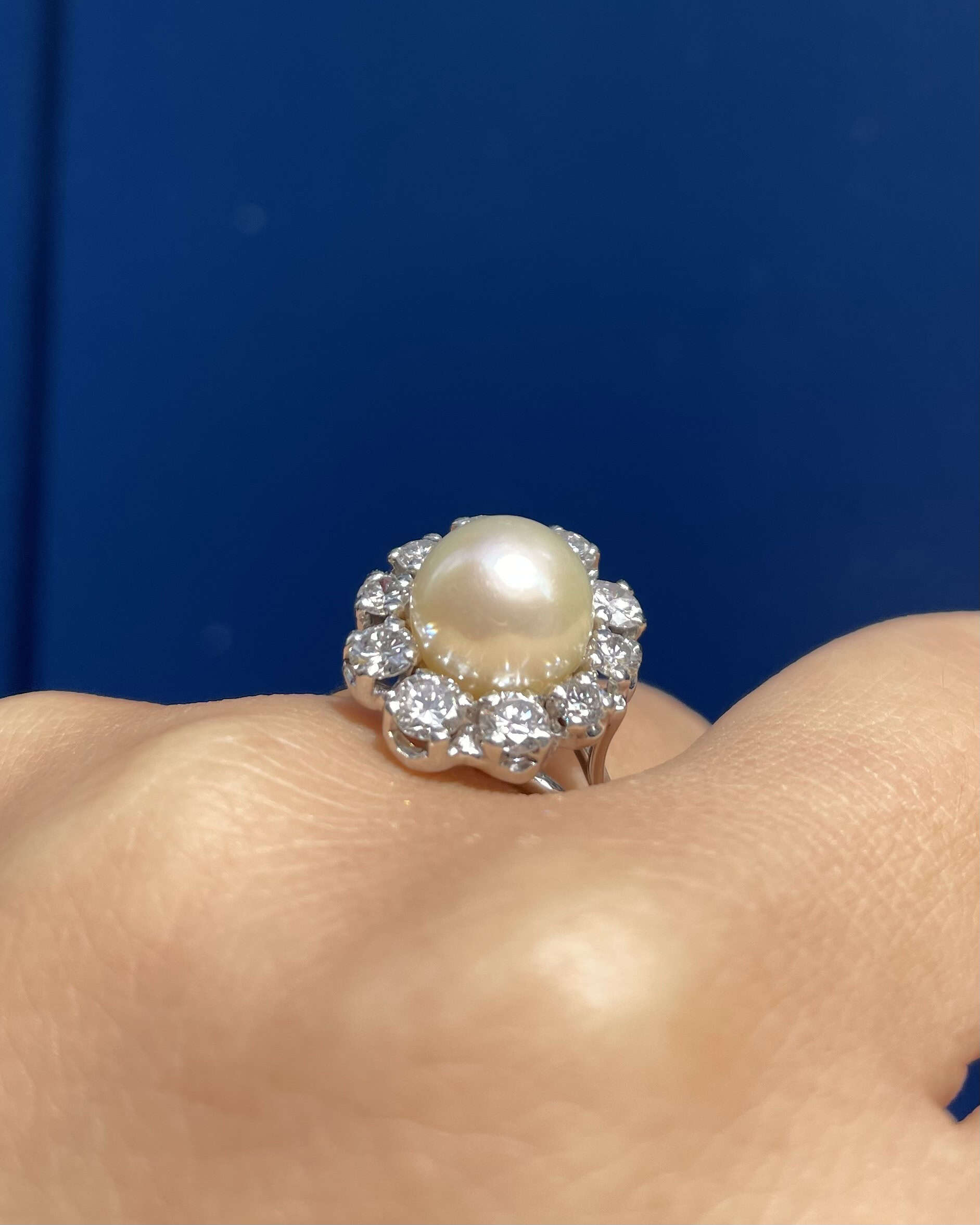 Anillo "Loeva" con margaritas de perla y diamantes de 1 quilate
