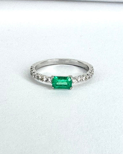 Bague Pinky Solitaire Émeraude &amp; 16 Diamants "Gina" - Elliade Paris