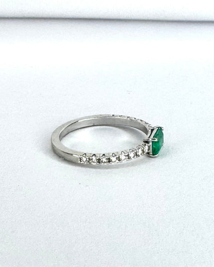 Bague Pinky Solitaire Émeraude &amp; 16 Diamants "Gina" - Elliade Paris