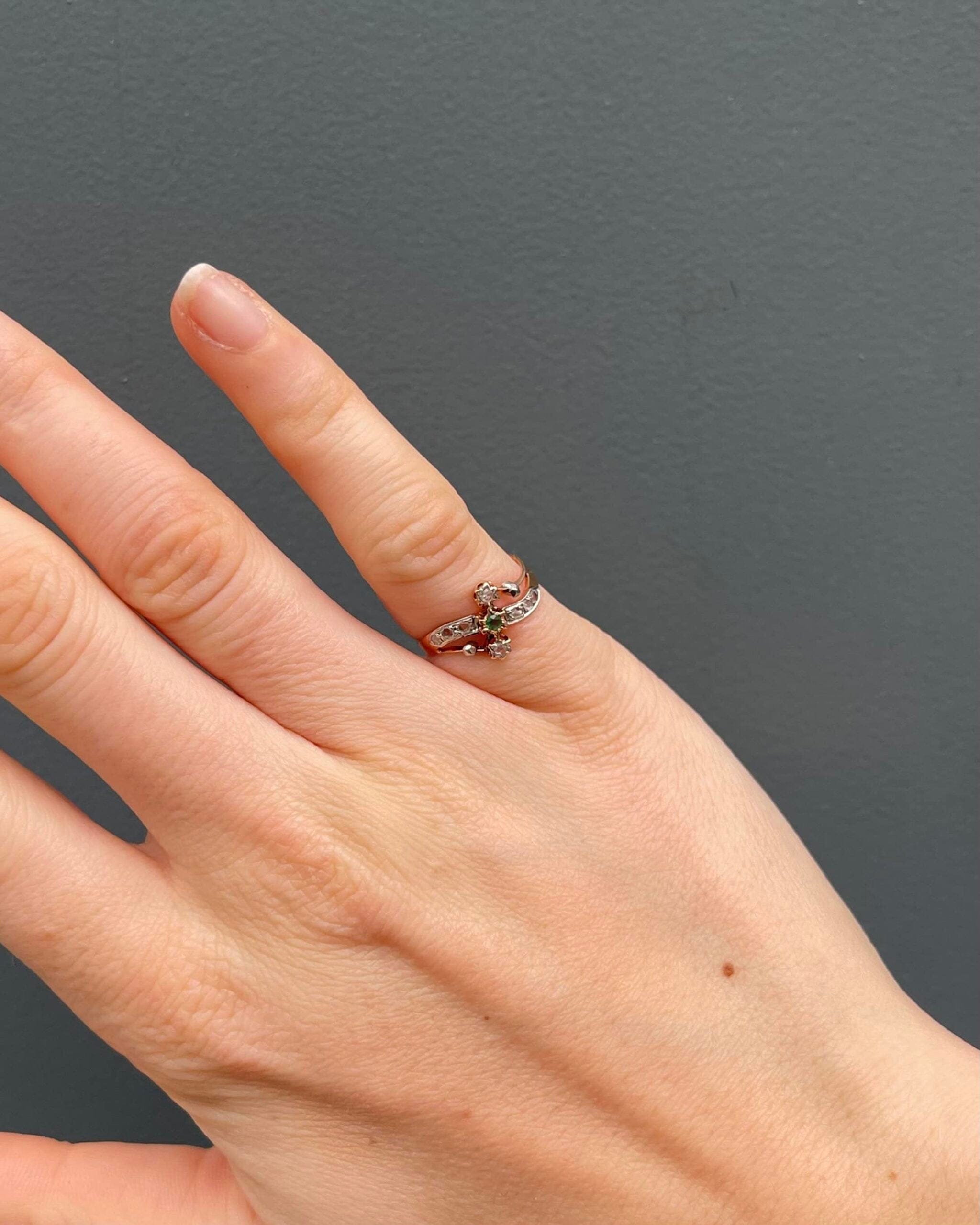Bague Tourbillon Art-Déco Émeraude et Diamants "Aurore" - Elliade Paris