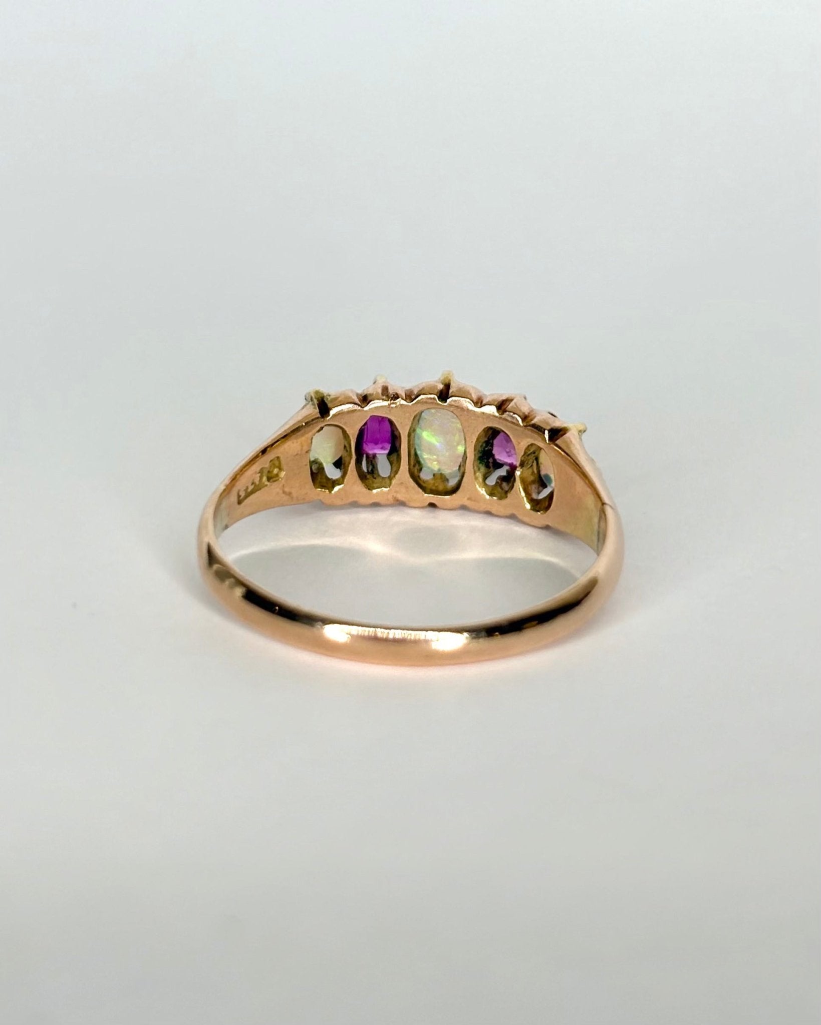 Bague Rivière 3 Opales &amp; 2 Rubis "Sasha" - Elliade Paris