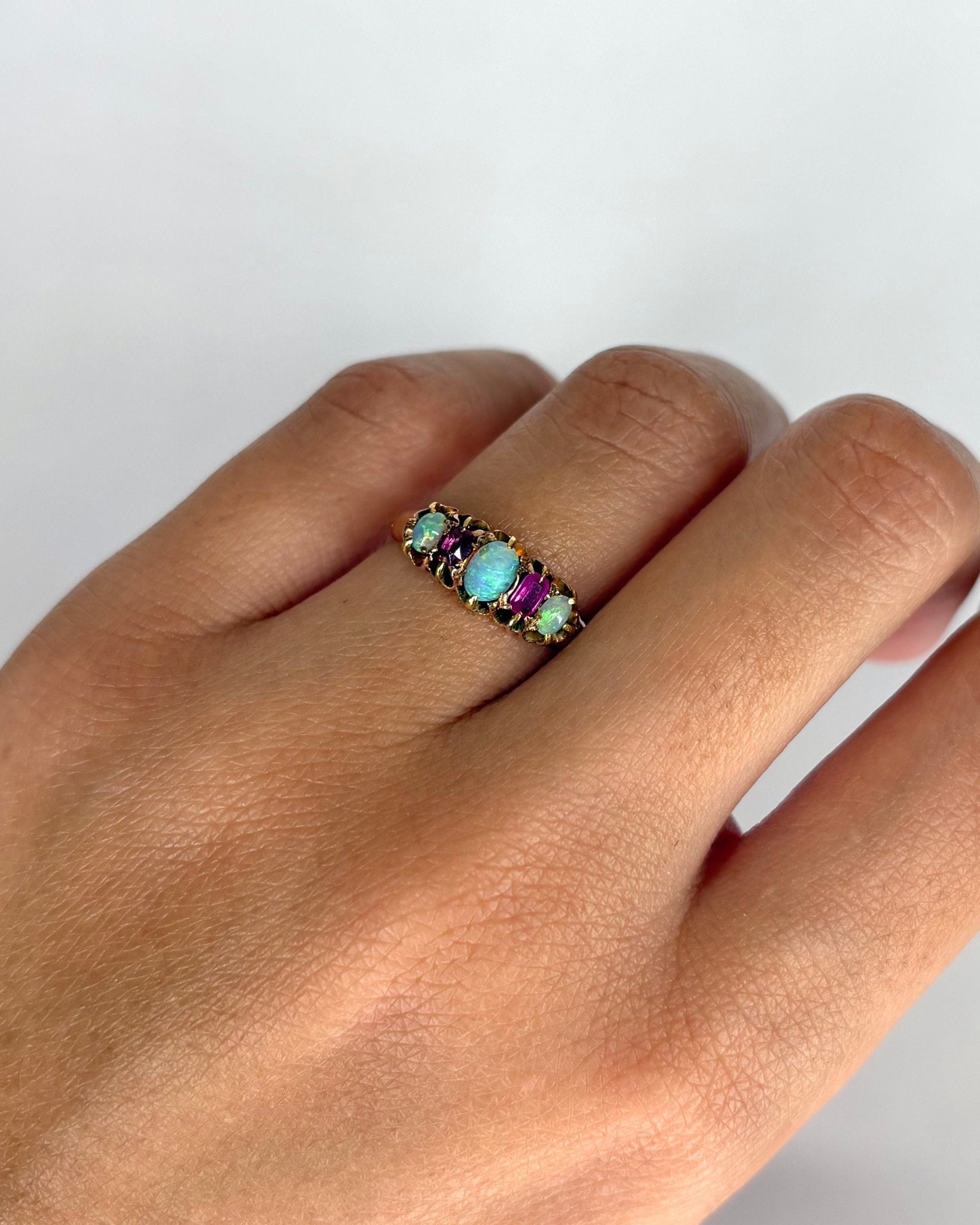 Bague Rivière 3 Opales &amp; 2 Rubis "Sasha" - Elliade Paris