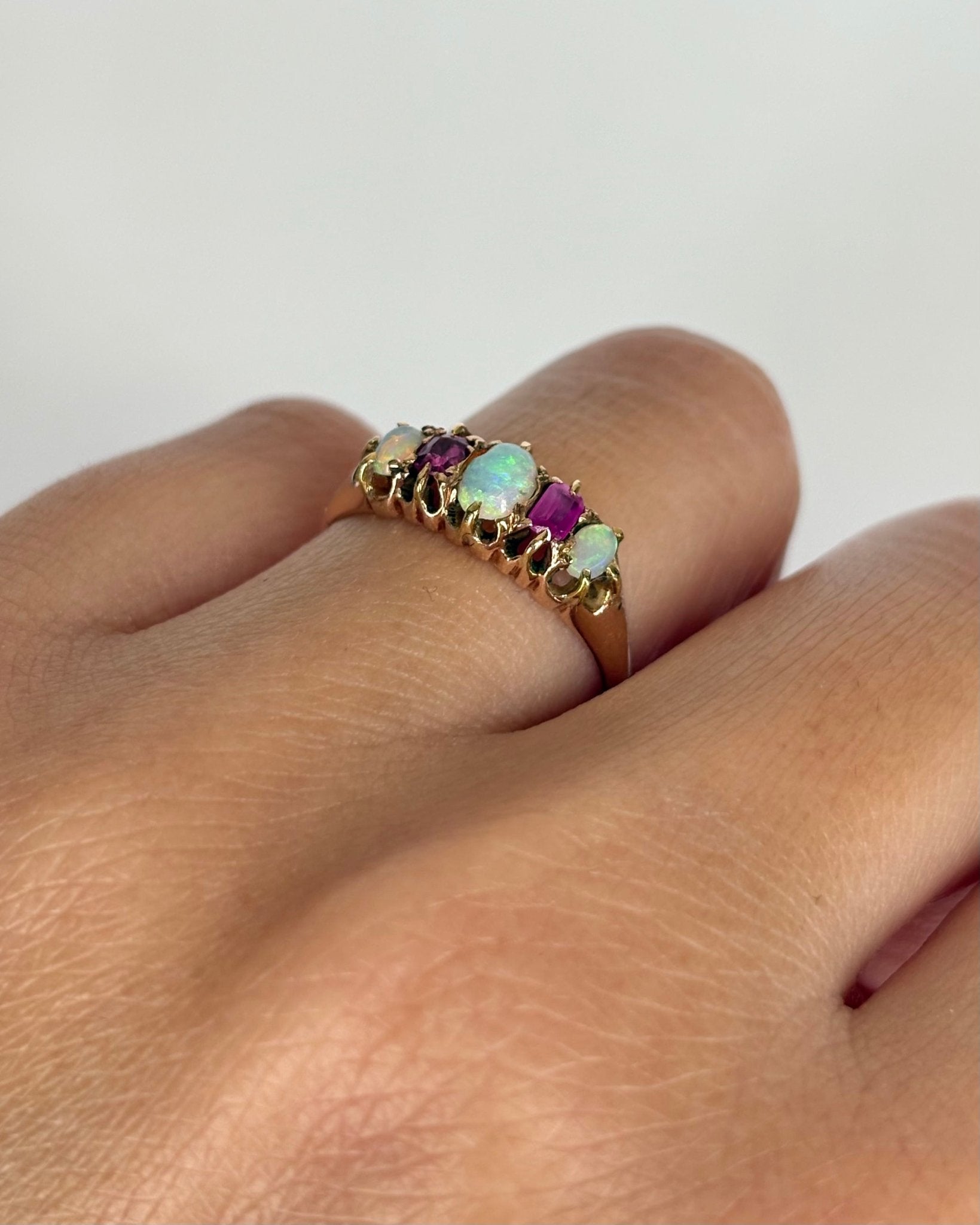 Bague Rivière 3 Opales &amp; 2 Rubis &quot;Sasha&quot; - Elliade Paris