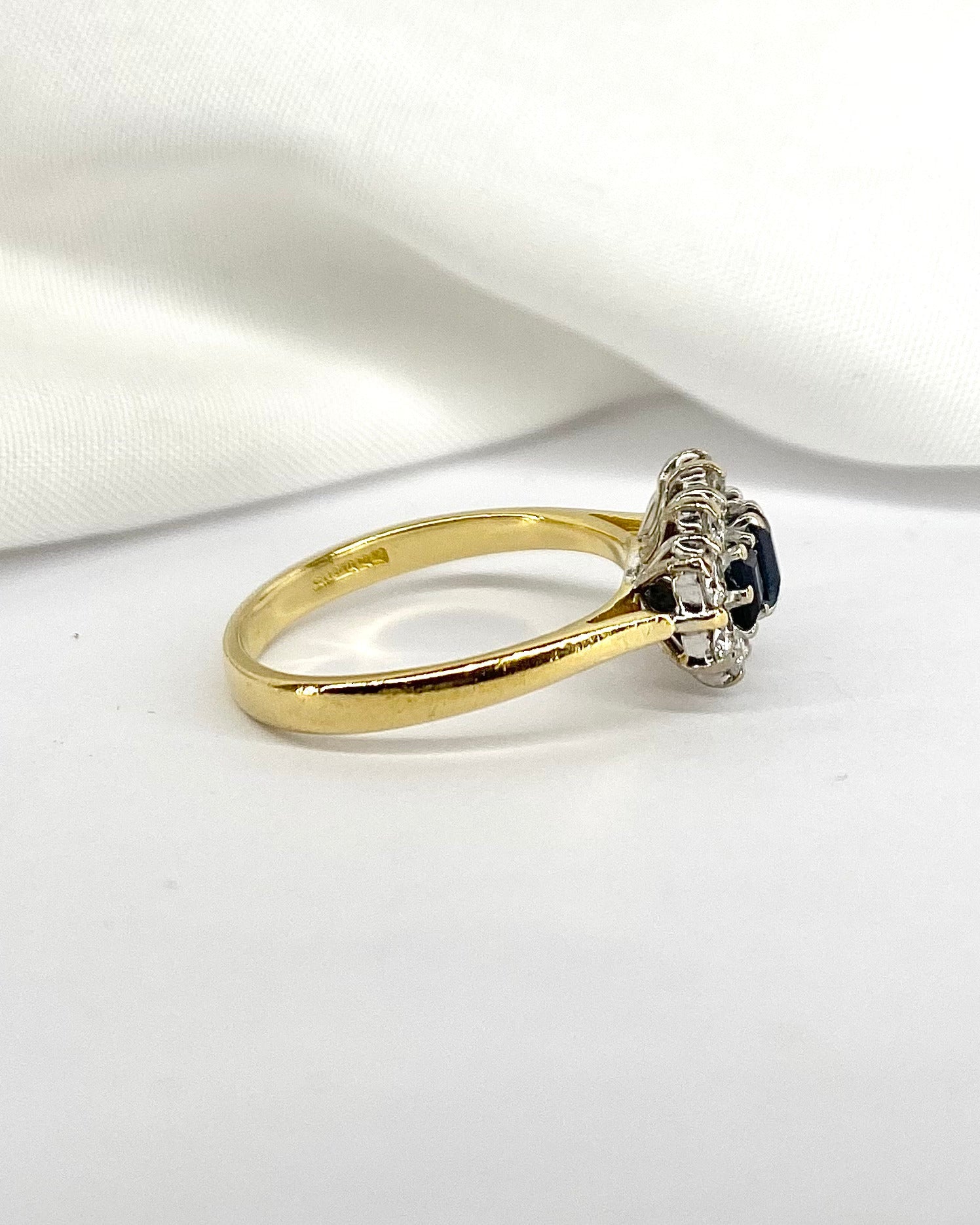 Bague Rivière 3 Saphirs &amp; 8 Diamants "Zélie" - Elliade Paris