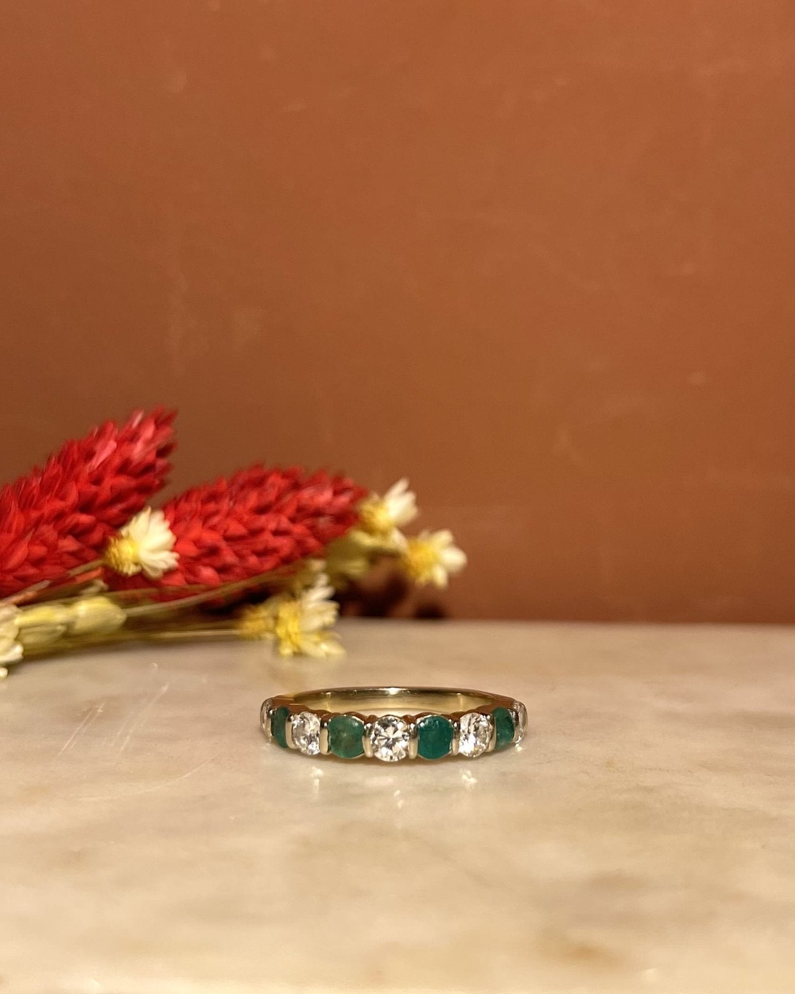Bague Rivière 4 Emeraudes &amp; 5 Diamants "Julianne" - Elliade Paris
