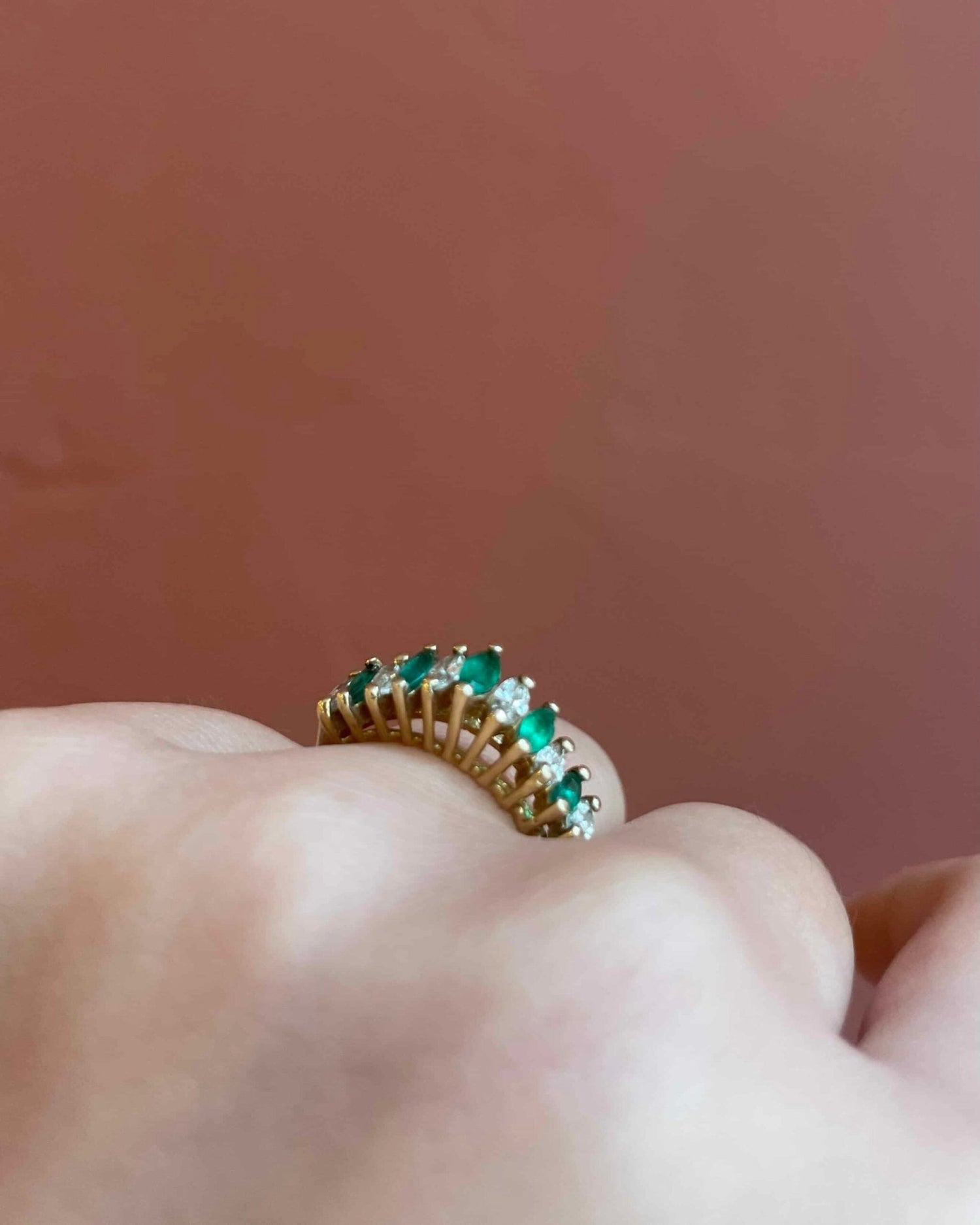 Bague Rivière 5 Emeraudes &amp; 6 Diamants 0.66 carat &quot;Marion&quot; - Elliade Paris