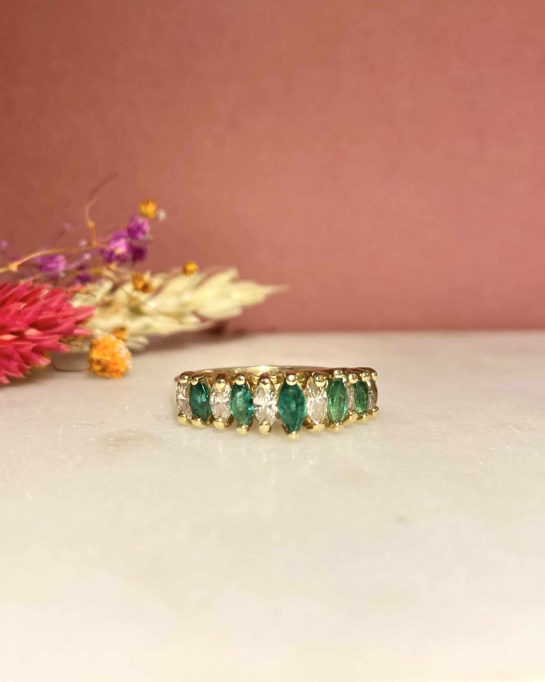 Bague Rivière 5 Emeraudes &amp; 6 Diamants 0.66 carat &quot;Marion&quot; - Elliade Paris