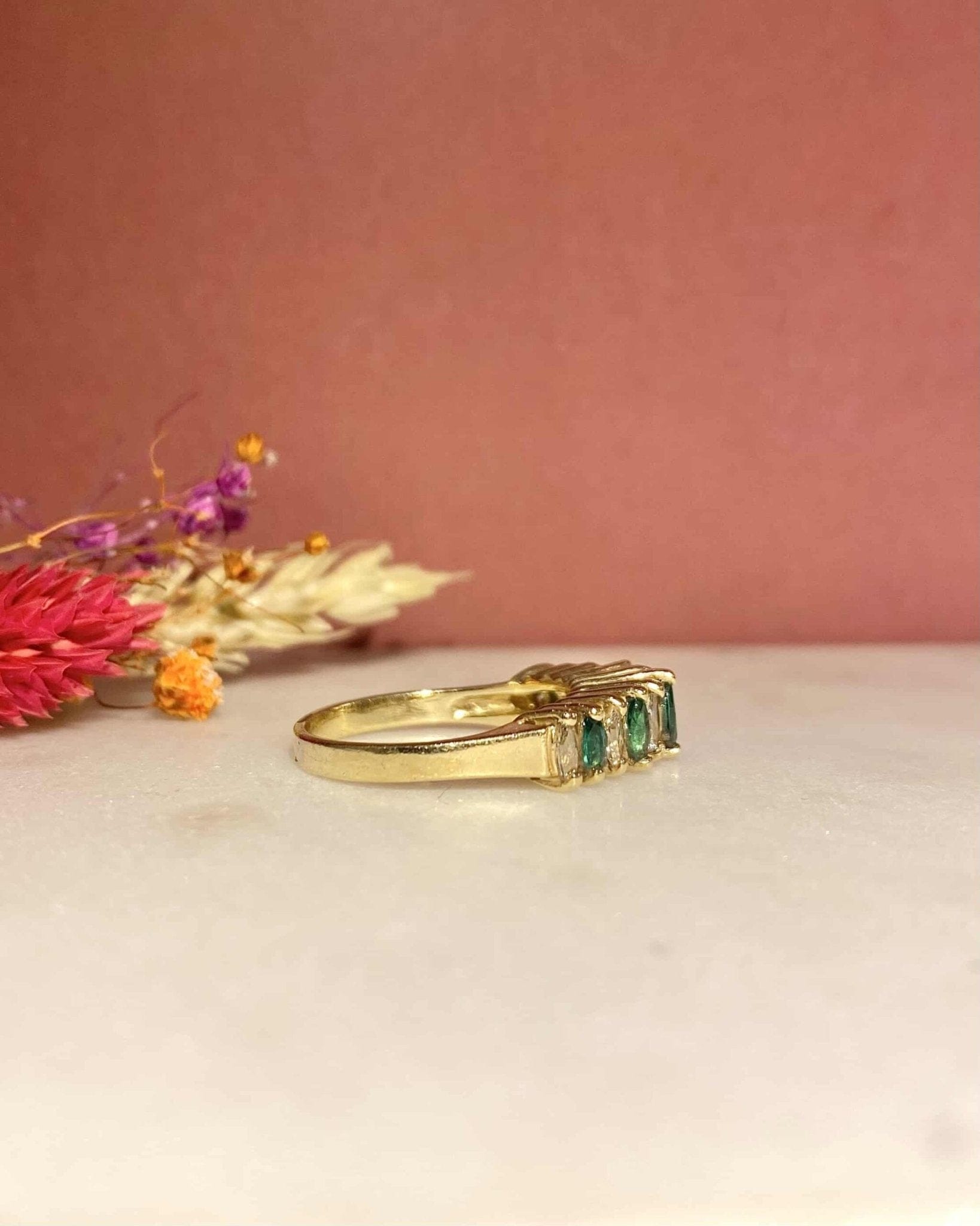 Bague Rivière 5 Emeraudes &amp; 6 Diamants 0.66 carat "Marion" - Elliade Paris