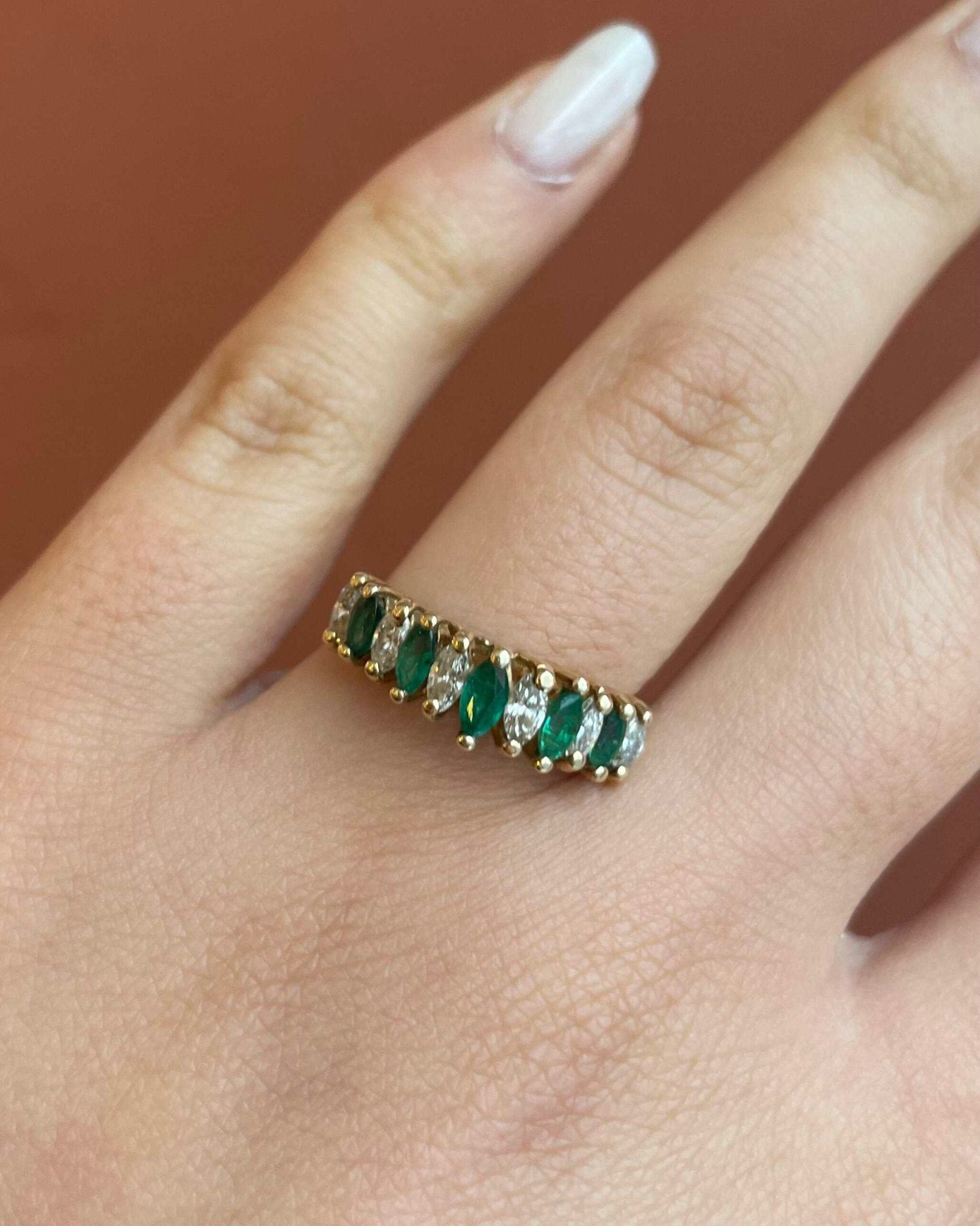 Bague Rivière 5 Emeraudes &amp; 6 Diamants 0.66 carat &quot;Marion&quot; - Elliade Paris