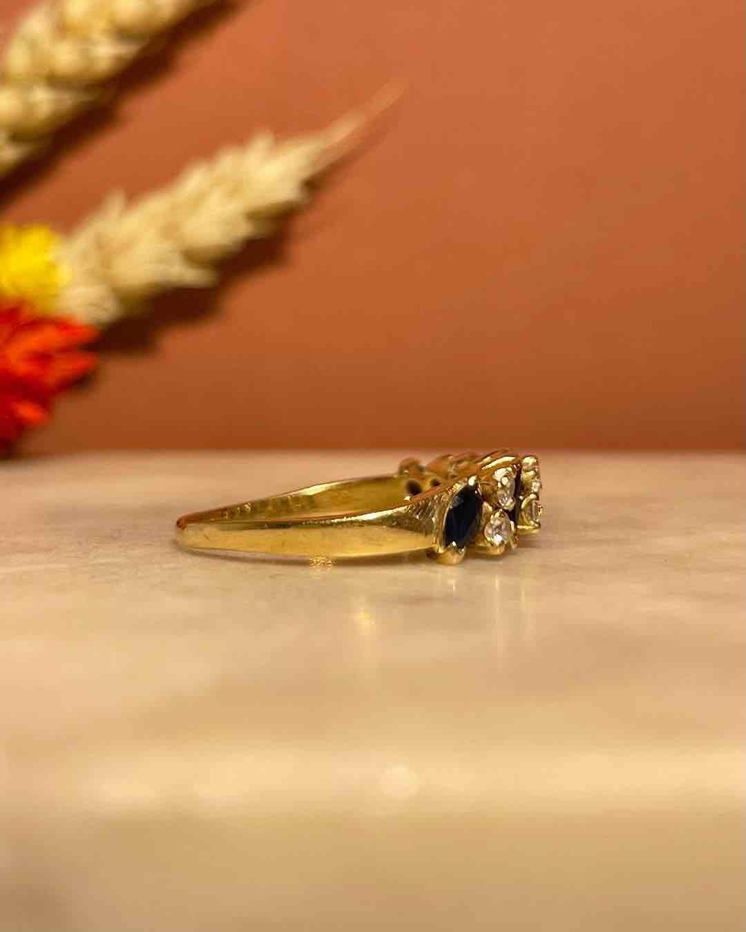 Bague Rivière 5 Saphirs &amp; 8 Diamants "Liona" - Elliade Paris