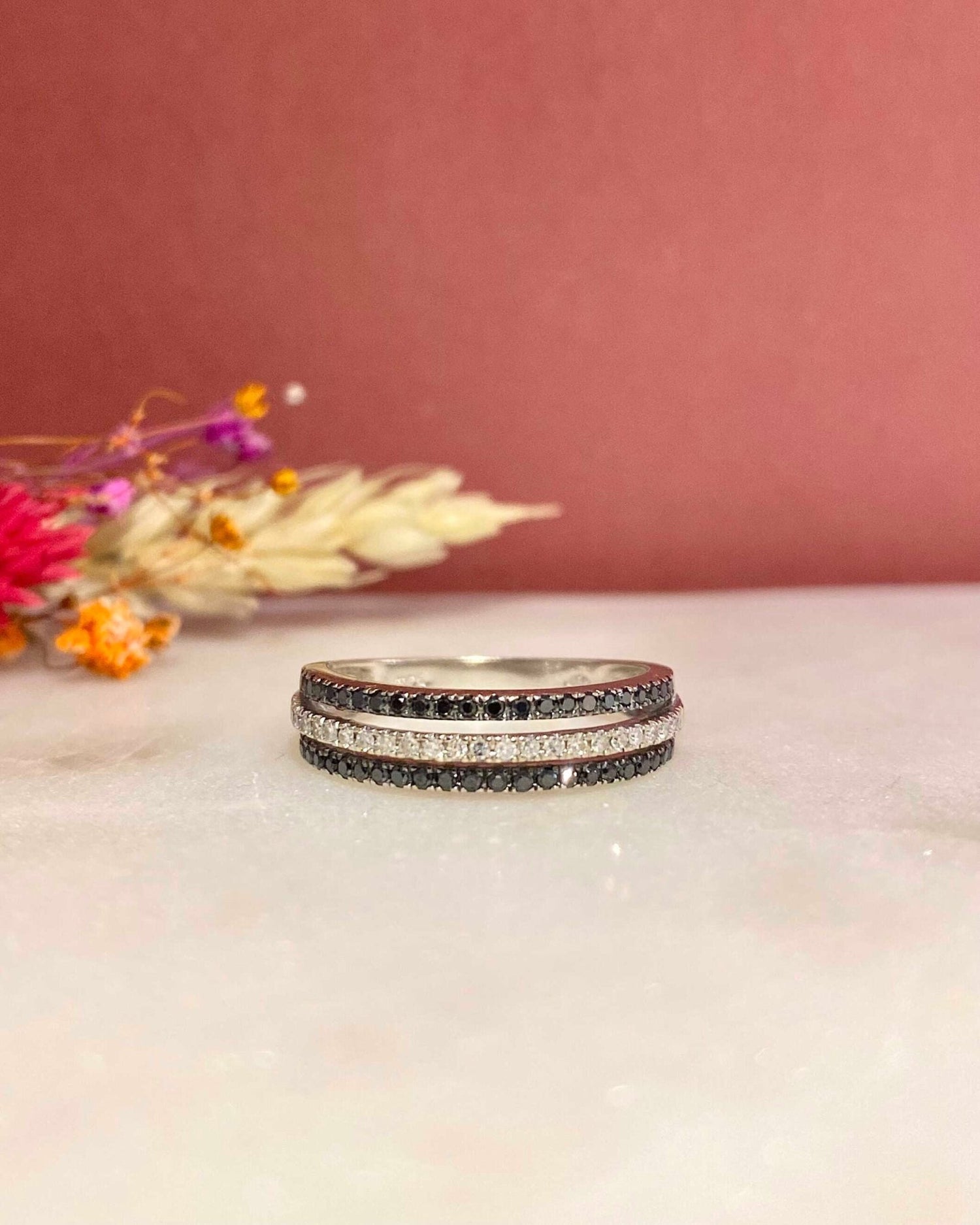 Bague rivière de diamants blancs et noirs “Stéphanie” - Elliade Paris