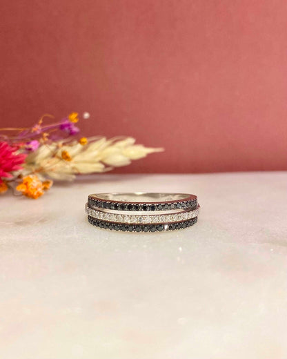 Bague rivière de diamants blancs et noirs “Stéphanie” - Elliade Paris